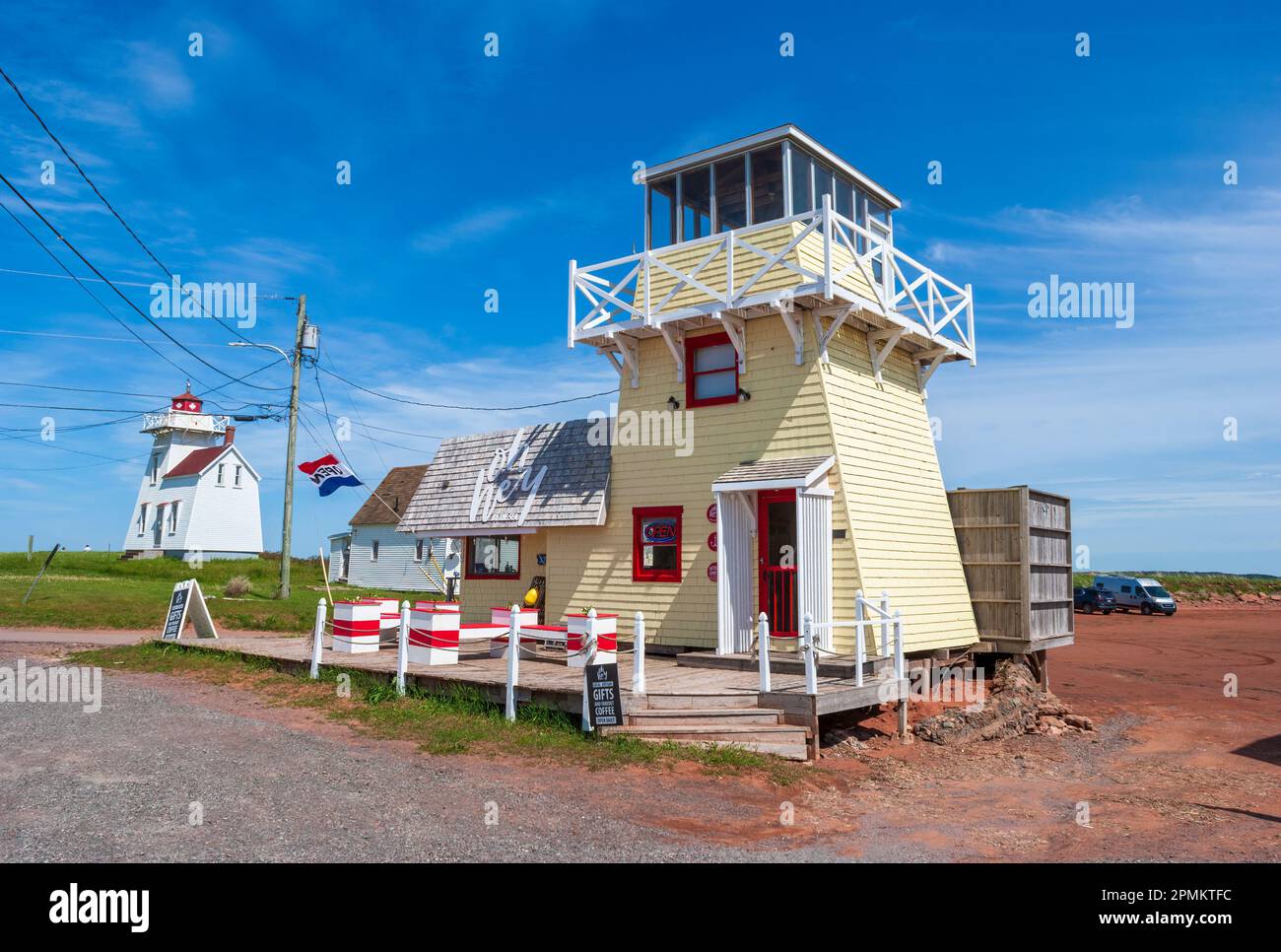 Oh Hey by the Sea – une boutique de cadeaux dans un bâtiment ressemblant à un phare. Le phare du port peut être vu sur la gauche. North Rustico, Île-du-Prince-Édouard. Banque D'Images