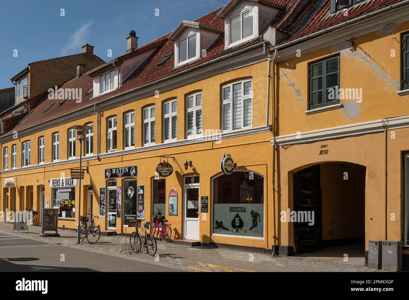 Spar 5 Bodega, le lieu du crime d'un meurtre à Frederiksund, Danemark, 13 avril 2023 Banque D'Images