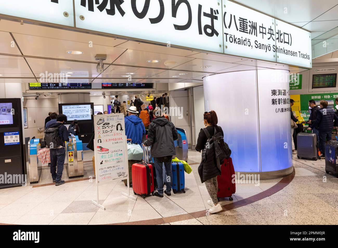 Réseau ferroviaire de Tokyo Japon, les passagers de la gare de Tokyo passent par les portes d'accès aux plates-formes du train à grande vitesse Shinkansen Tracks, avril 2023 Banque D'Images