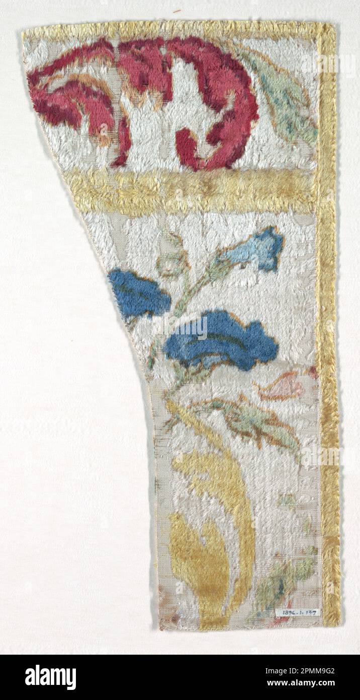 Fragment; soie; Warp x Weft: 37,8 x 19,6 cm (14 7/8 x 7 11/16 po.) Banque D'Images