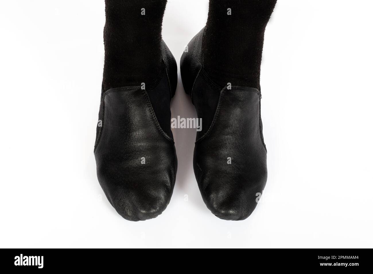 Black Jazz POSITION INCORRECTE des pieds debout gros plan de la jeune danseuse de ballet montrant diverses positions des pieds de ballet classiques pour le ballet de jazz ou DA Banque D'Images