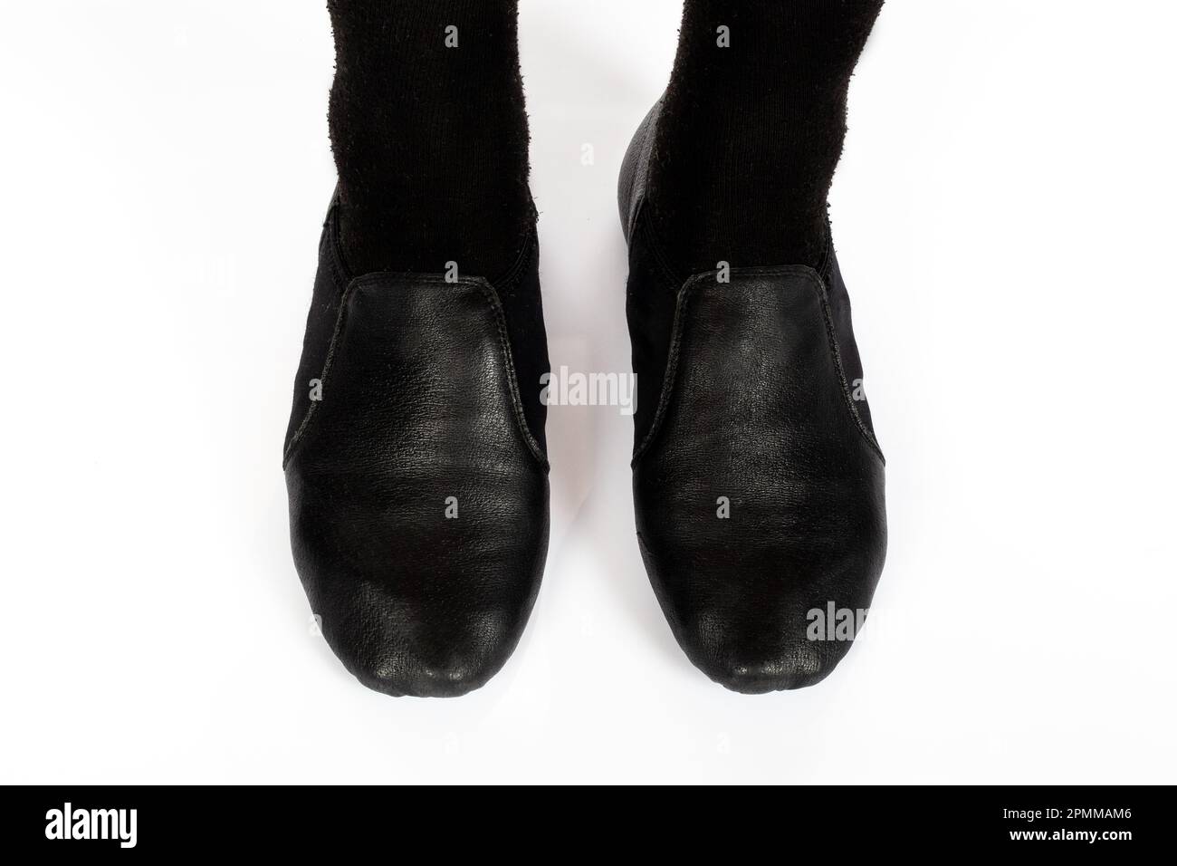 Black Jazz POSITION INCORRECTE des pieds debout haut en bas gros plan de la jeune danseuse de ballet montrant différentes positions des pieds de ballet classiques pour le bal de jazz Banque D'Images