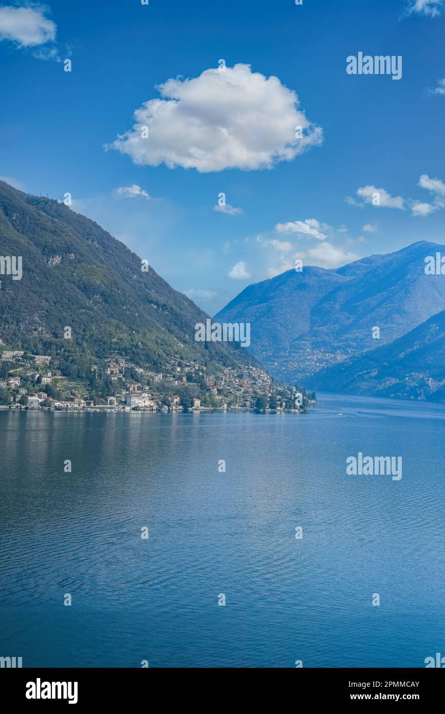 Como ville en Italie, vue sur la ville depuis le lac, avec des montagnes en arrière-plan Banque D'Images