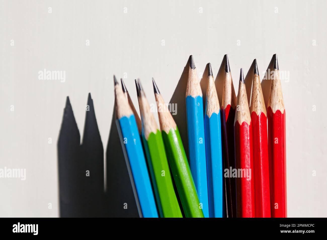 crayons de différentes couleurs dans la fenêtre Banque D'Images