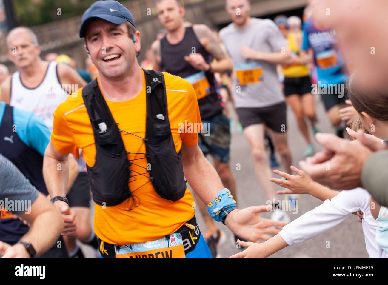 Coureur souriant se touchant les mains, Great North Run 2022, Newcastle upon Tyne, United KingdomGreat North Run 2022, Newcastle upon Tyne, Royaume-Uni Banque D'Images