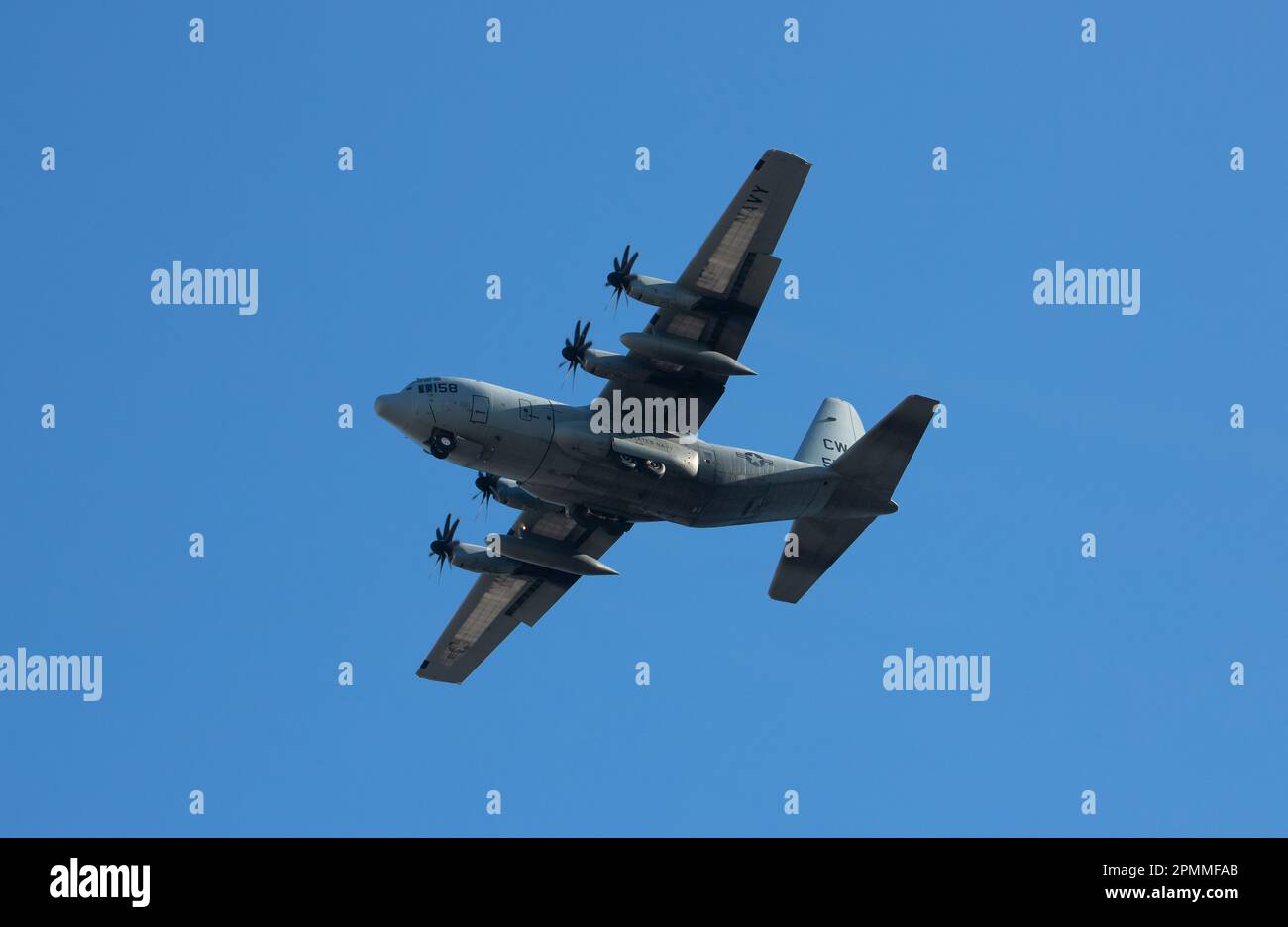 Un avion Hercules Lockheed L-100 survolant la ville de Lisbonne, au Portugal. Banque D'Images