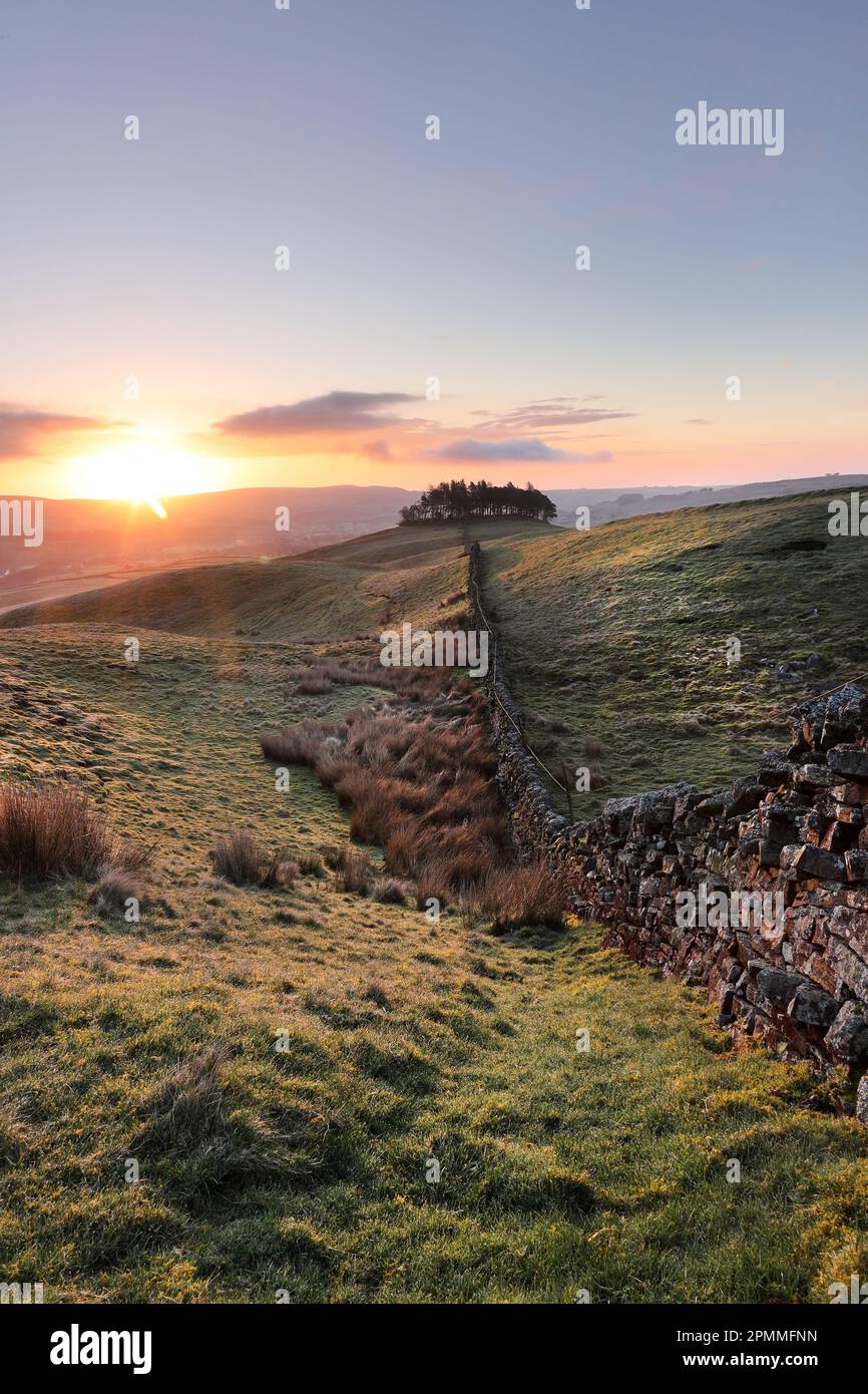 Kirkcarrion, Teesdale, comté de Durham, Royaume-Uni. 14th avril 2023. Météo Royaume-Uni. Ce matin, il y avait un spectaculaire lever de soleil froid et glacial sur l'ancien Tumulus de Kirkcarrion dans les Pennines du Nord. Crédit : David Forster/Alamy Live News Banque D'Images