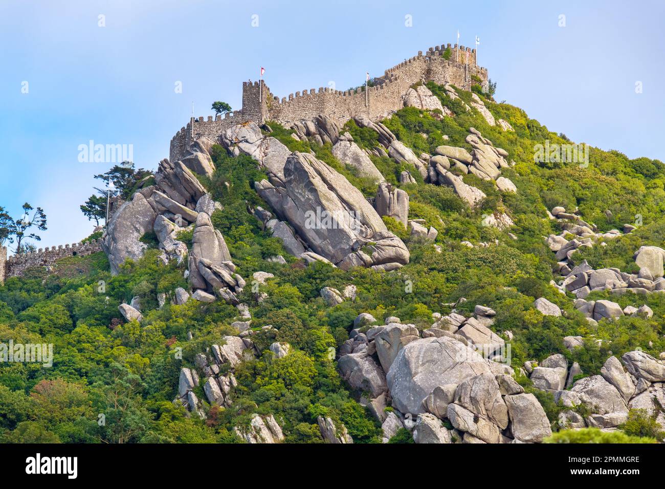 Vue sur le château mauresque de la ruine (Castelo dos Mouros) au sommet d'une colline. Sintra, Portugal Banque D'Images