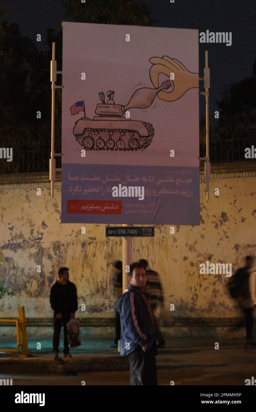Panneau publicitaire iranien anti-guerre avec tank américain Banque D'Images