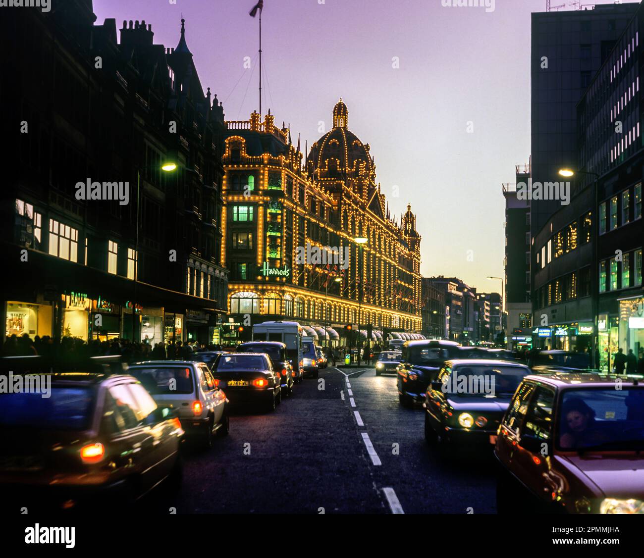 1987 TRAFIC HISTORIQUE HARRODS GRAND MAGASIN BROMPTON ROAD KNIGHTSBRIDGE LONDRES ANGLETERRE ROYAUME-UNI Banque D'Images