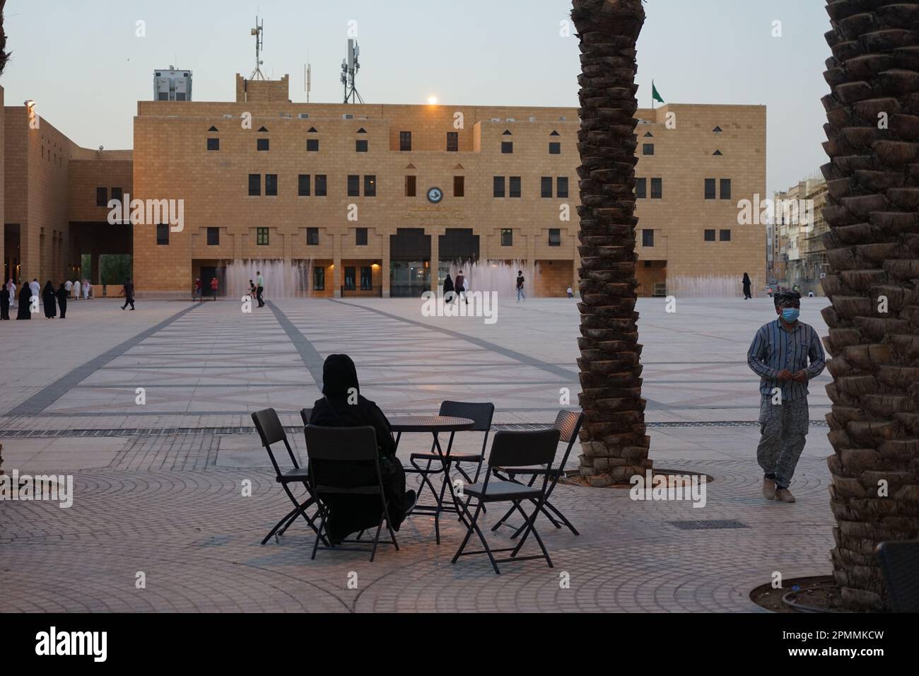 Une femme en niqab buvant du café, Deera Square, Riyad, Arabie Saoudite Banque D'Images
