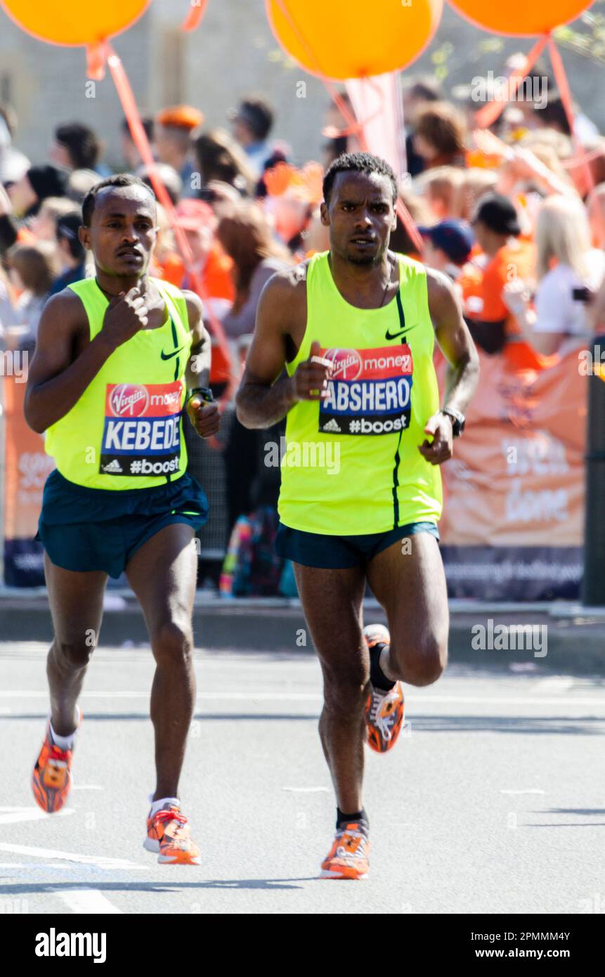 Tsegaye Kebede et Ayele Abshero en compétition au Marathon de Londres 2014, en passant par Tower Hill près de la Tour de Londres, Royaume-Uni. Athlètes d'élite masculins Banque D'Images