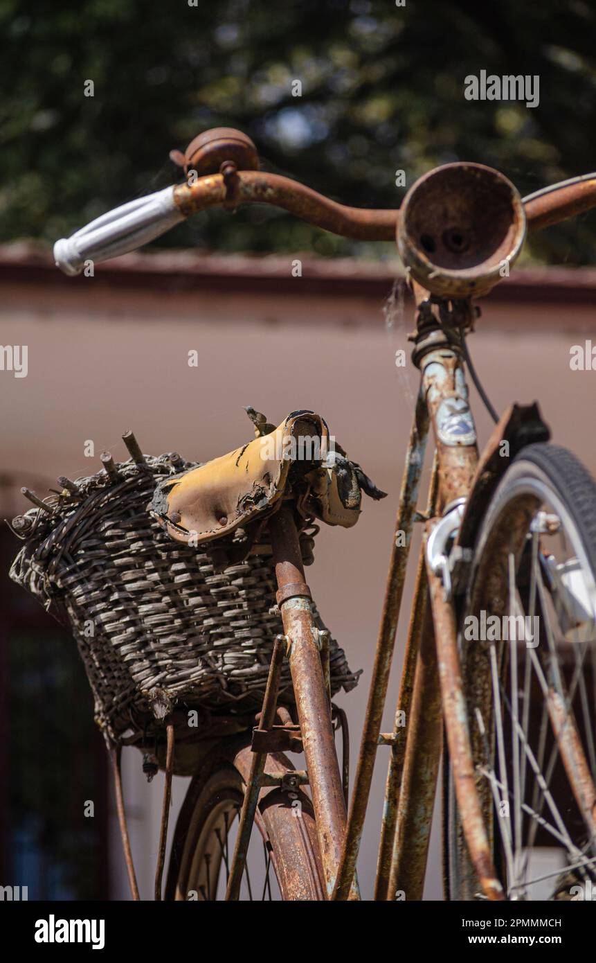 détail d'un vélo antique et rouillé dans une foire d'antiquités Banque D'Images