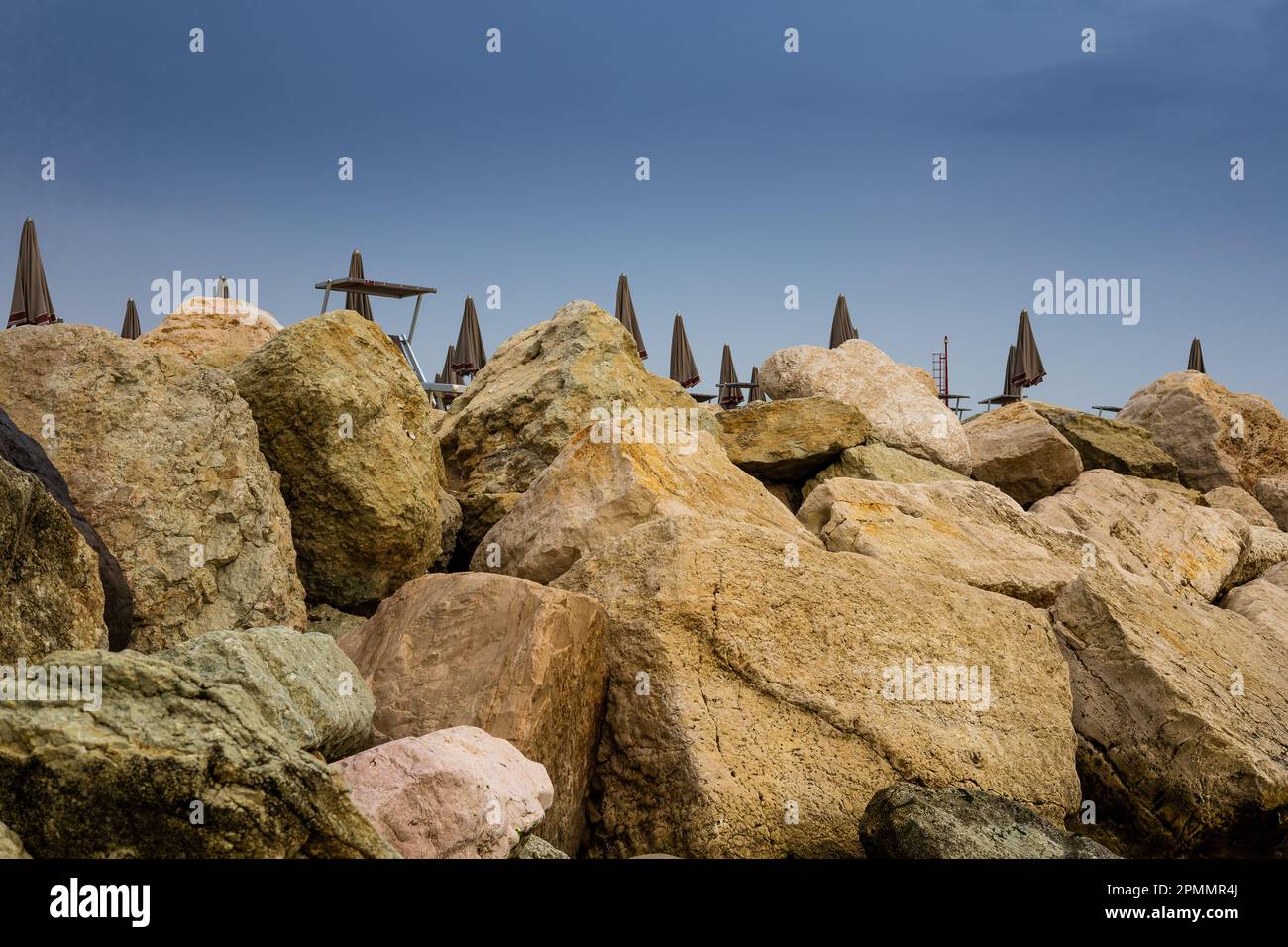 Plage rustique avec rochers et sable Banque D'Images