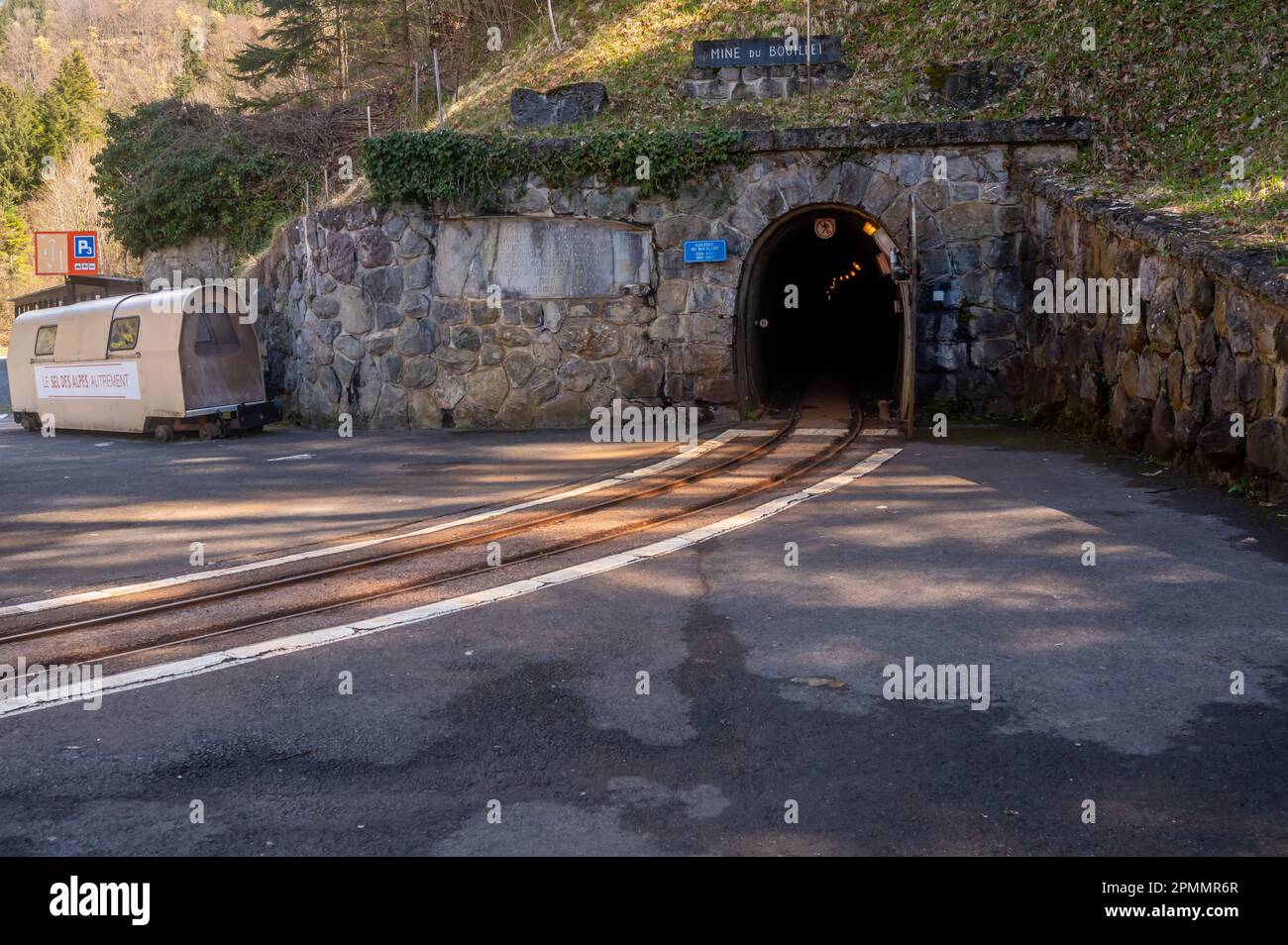Bex, canton de Vaud, Suisse - 8 avril 2023 : rails et entrée du tunnel de la mine de sel de Bex. Banque D'Images