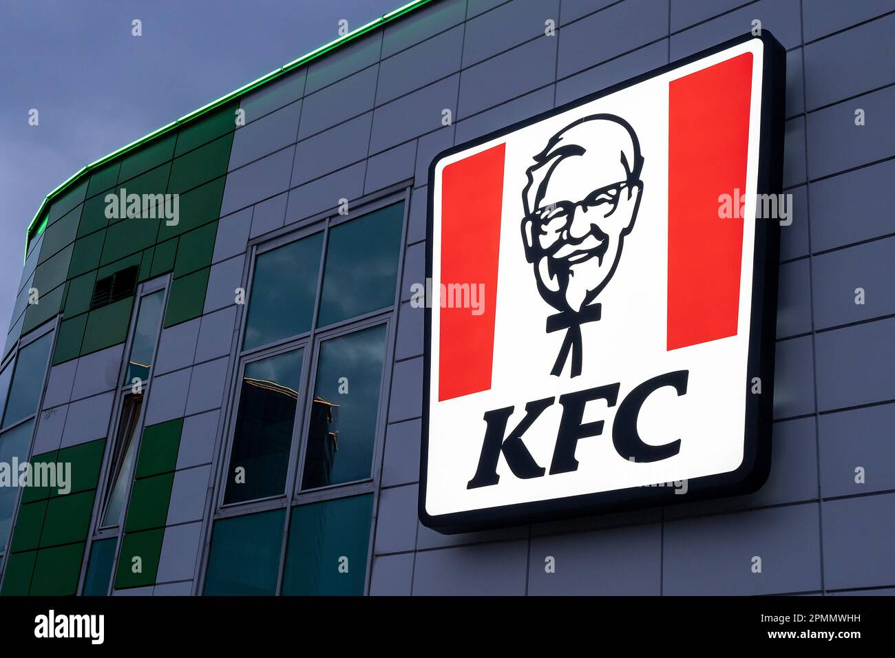 Logo KFC Neon sur une façade. Minsk, Bélarus, 2023 Banque D'Images