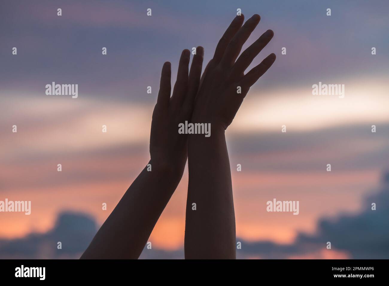Femme mains contre le ciel de coucher de soleil. Photo de haute qualité Banque D'Images