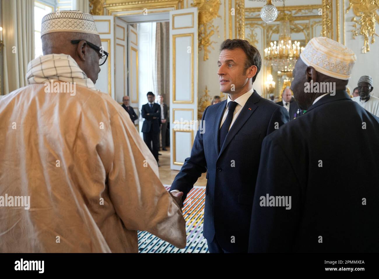 Paris, France. 14th avril 2023. Vendredi, le président français Emmanuel Macron tremble la main avec des vétérans sénégalais de la guerre, 14 avril 2023 à l'Elysée à Paris. Certains des derniers survivants en France d'un corps d'infanterie de l'époque coloniale qui a recruté des dizaines de milliers de soldats africains pour combattre dans les guerres françaises à travers le monde pourront vivre leurs derniers jours avec des membres de la famille de retour en Afrique après un demi-tour du gouvernement français plus tôt année sur leurs droits à pension. Photo de Lewis Joly/Pool/ABACAPRESS.COM crédit: Abaca Press/Alay Live News Banque D'Images