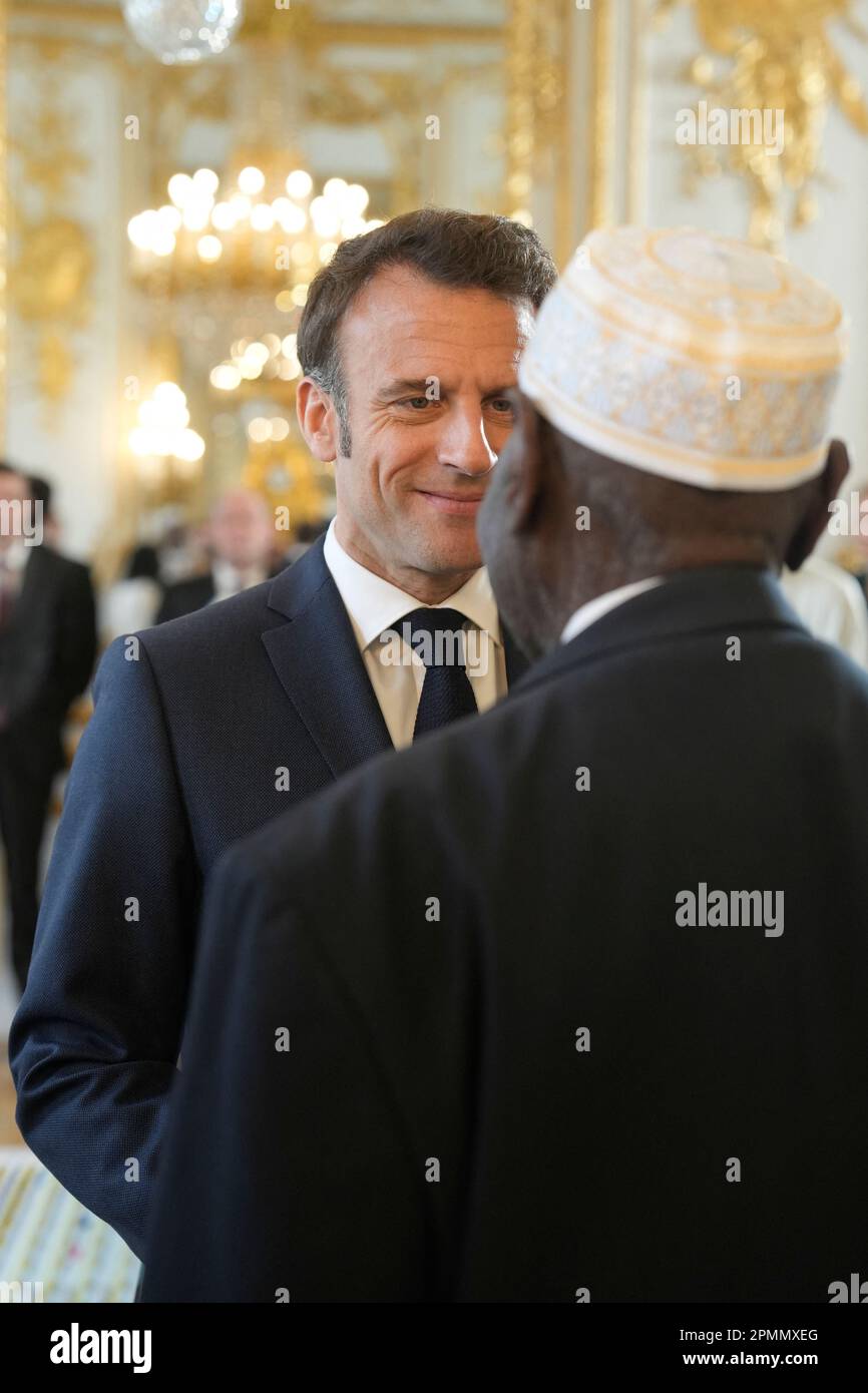 Paris, France. 14th avril 2023. Vendredi, le président français Emmanuel Macron tremble la main avec des vétérans sénégalais de la guerre, 14 avril 2023 à l'Elysée à Paris. Certains des derniers survivants en France d'un corps d'infanterie de l'époque coloniale qui a recruté des dizaines de milliers de soldats africains pour combattre dans les guerres françaises à travers le monde pourront vivre leurs derniers jours avec des membres de la famille de retour en Afrique après un demi-tour du gouvernement français plus tôt année sur leurs droits à pension. Photo de Lewis Joly/Pool/ABACAPRESS.COM crédit: Abaca Press/Alay Live News Banque D'Images