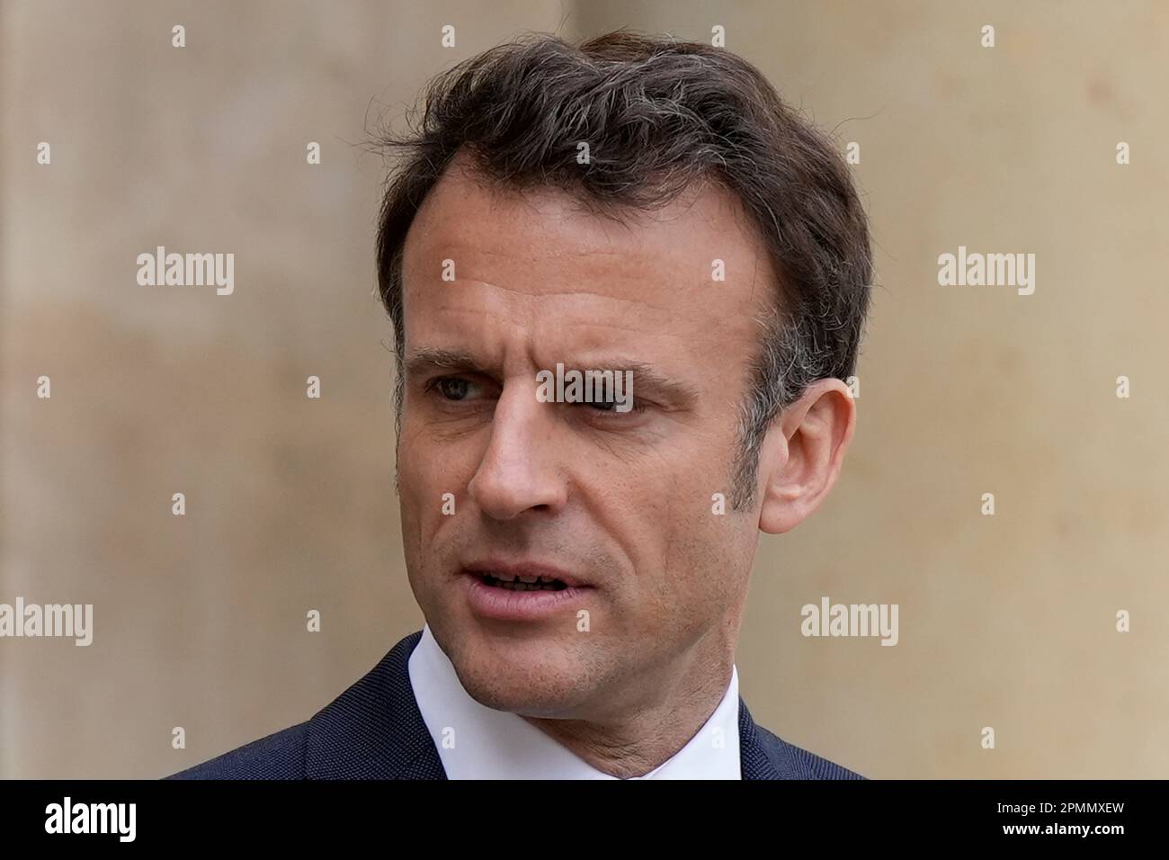 Paris, France. 14th avril 2023. Le président français Emmanuel Macron s'intéresse à lui lorsqu'il s'entretient avec les anciens combattants sénégalais vendredi, 14 avril 2023, à l'Elysée à Paris. Certains des derniers survivants en France d'un corps d'infanterie de l'époque coloniale qui a recruté des dizaines de milliers de soldats africains pour combattre dans les guerres françaises à travers le monde pourront vivre leurs derniers jours avec des membres de la famille de retour en Afrique après un demi-tour du gouvernement français plus tôt année sur leurs droits à pension. Photo de Lewis Joly/Pool/ABACAPRESS.COM crédit: Abaca Press/Alay Live News Banque D'Images