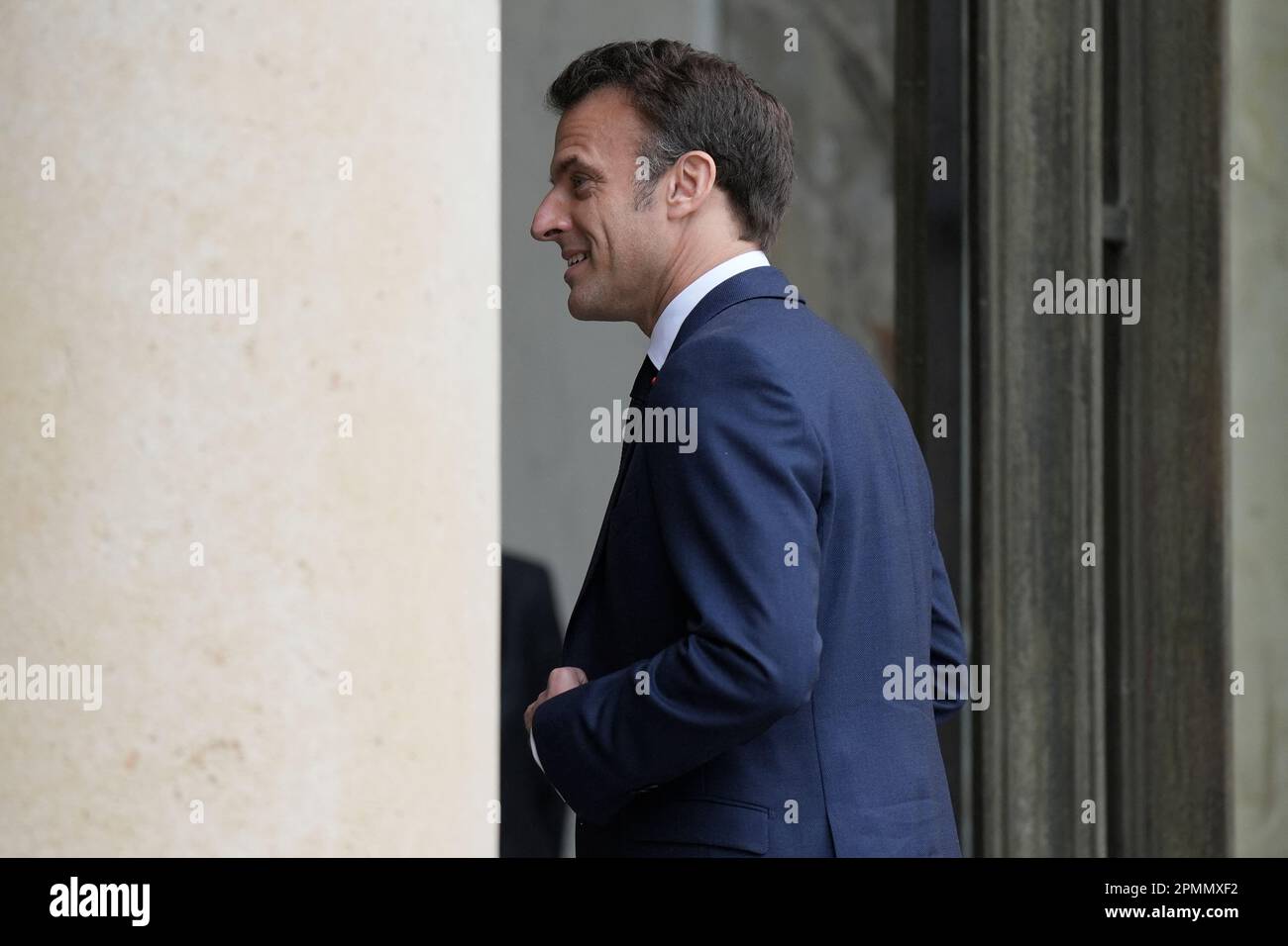 Paris, France. 14th avril 2023. Le président français Emmanuel Macron revient à l'Elysée après ses entretiens avec les anciens combattants sénégalais vendredi, 14 avril 2023 à Paris. Certains des derniers survivants en France d'un corps d'infanterie de l'époque coloniale qui a recruté des dizaines de milliers de soldats africains pour combattre dans les guerres françaises à travers le monde pourront vivre leurs derniers jours avec des membres de la famille de retour en Afrique après un demi-tour du gouvernement français plus tôt année sur leurs droits à pension. Photo de Lewis Joly/Pool/ABACAPRESS.COM crédit: Abaca Press/Alay Live News Banque D'Images