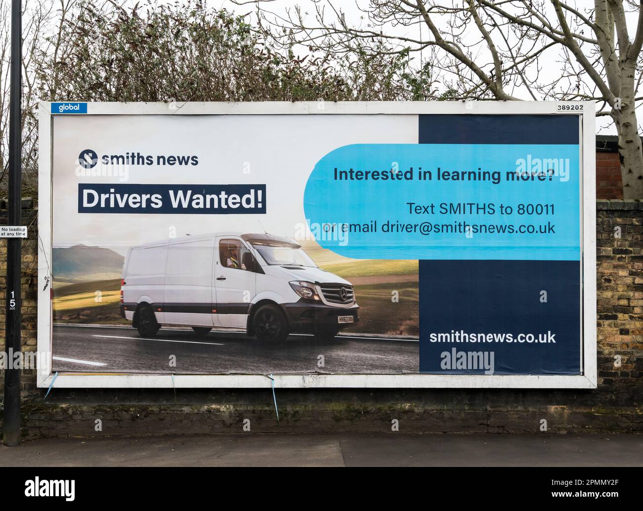 Affiche du tableau de bord de loi annonçant les conducteurs recherchés par Smithsnews, Oxford Street Lincoln City 2023 Banque D'Images