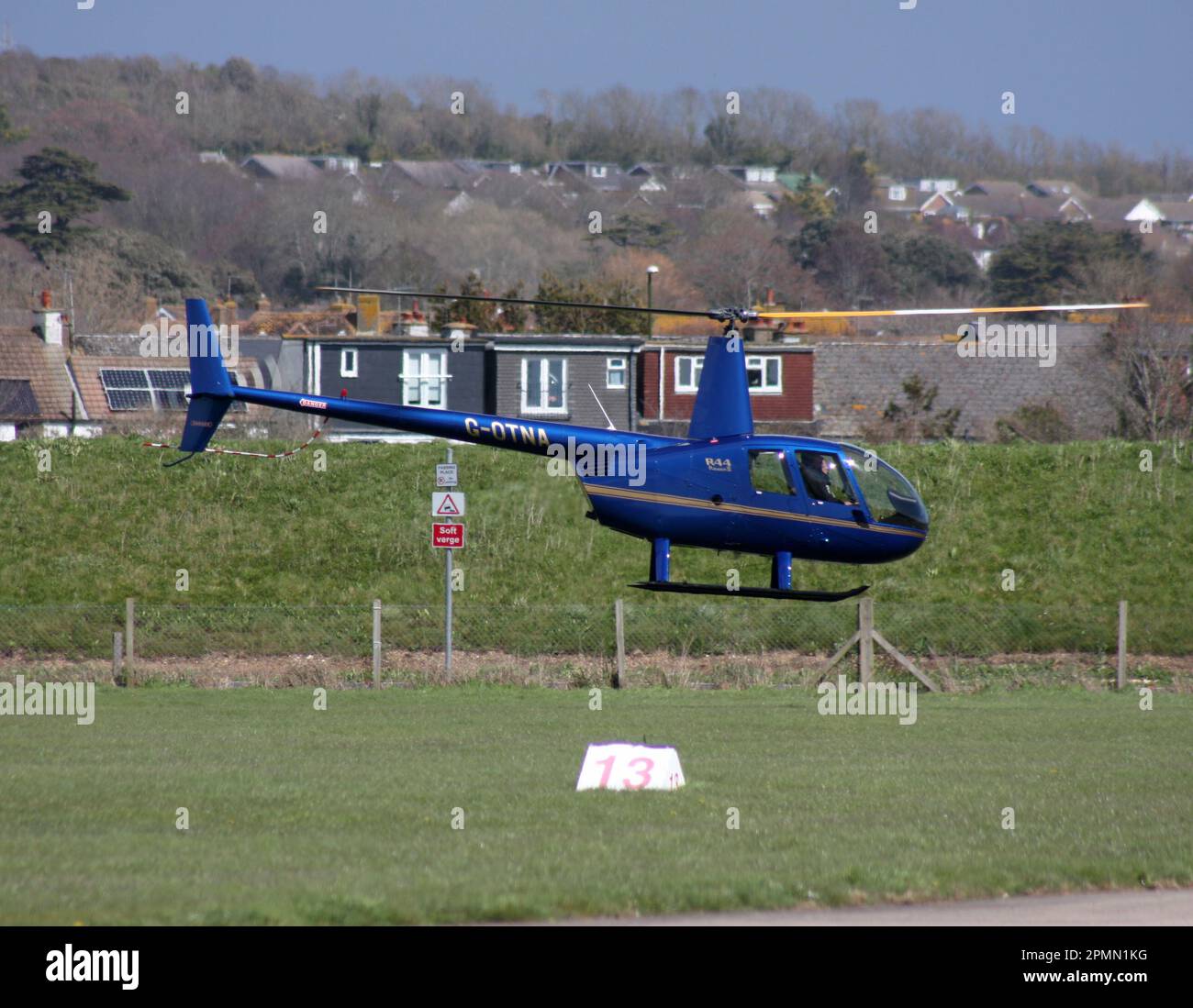 Un hélicoptère Robinson R44 Raven II à l'aéroport de Brighton City Shoreham West Sussex Banque D'Images