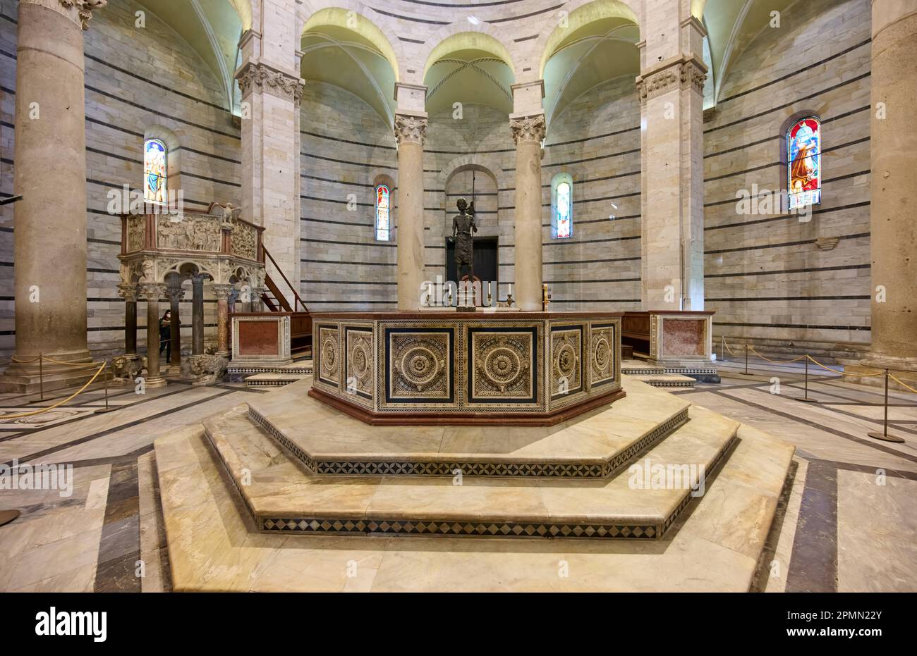 Photographie intérieure du Baptistère de Saint-Laurent John, Battistero di San Giovanni, Pise, Toscane, Italie Banque D'Images