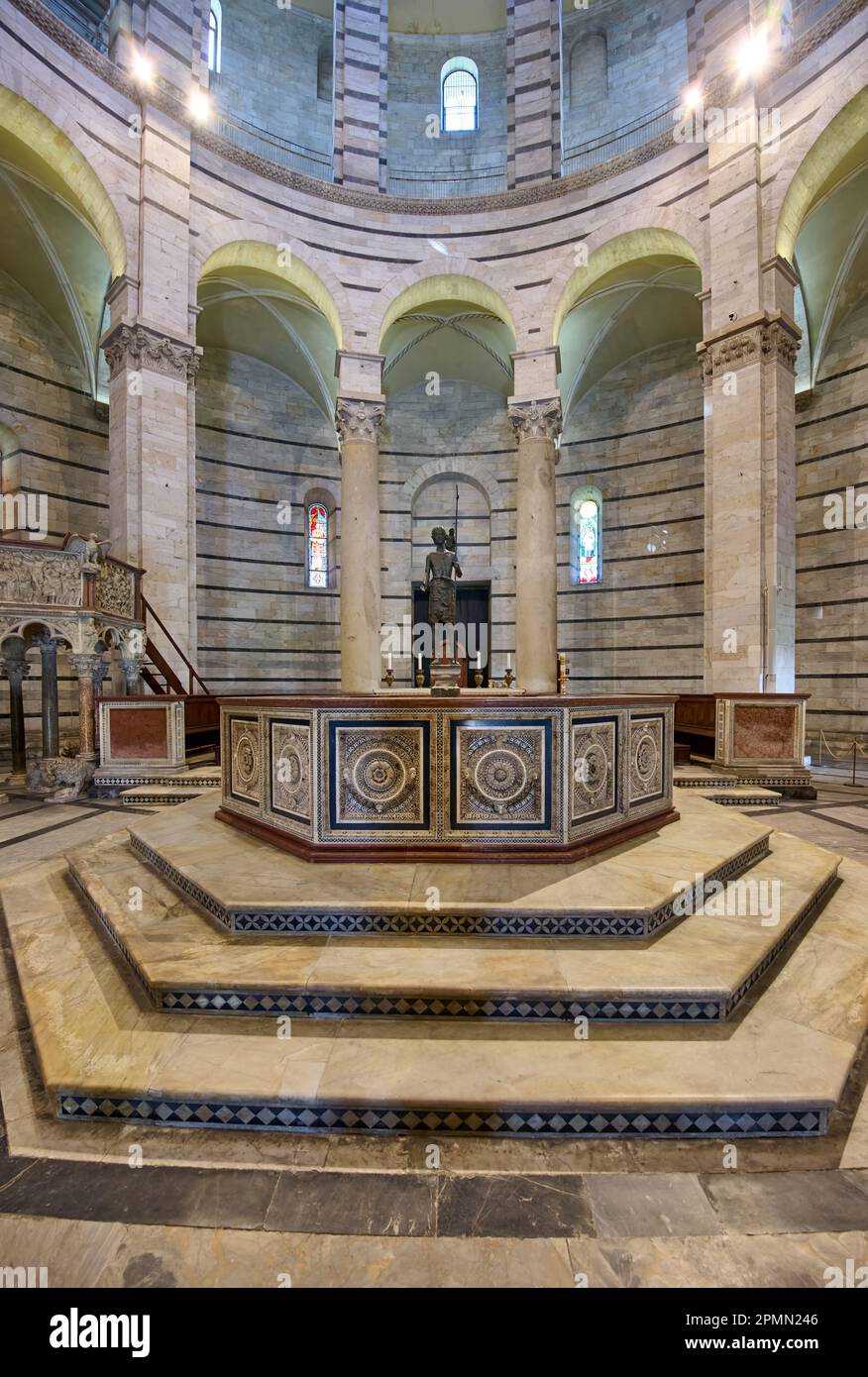 Photographie intérieure du Baptistère de Saint-Laurent John, Battistero di San Giovanni, Pise, Toscane, Italie Banque D'Images