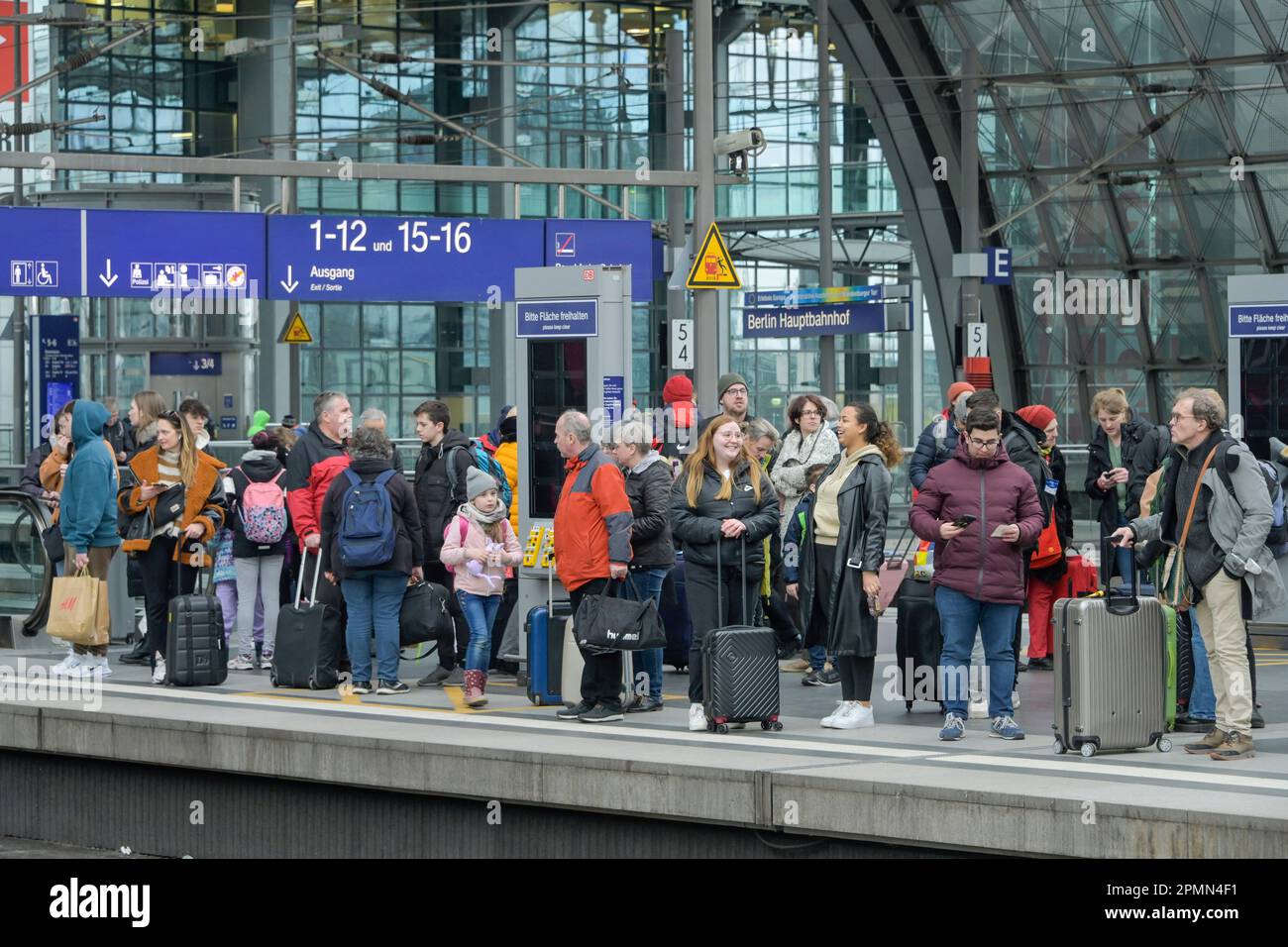 Wartende Passagiere, Hauptbahnhof, Mitte, Berlin, Allemagne Banque D'Images