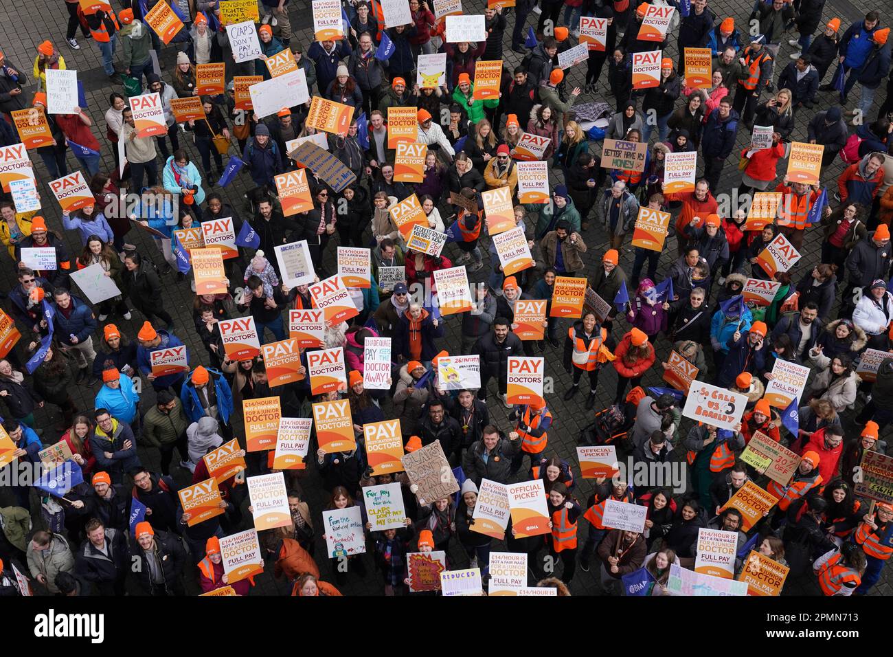 Les médecins subalternes du NHS participent à une marche et se rassemblent dans le centre de Birmingham, le dernier jour de la sortie de 96 heures de l'Association médicale britannique dans un conflit sur la rémunération. Date de la photo: Vendredi 14 avril 2023. Banque D'Images