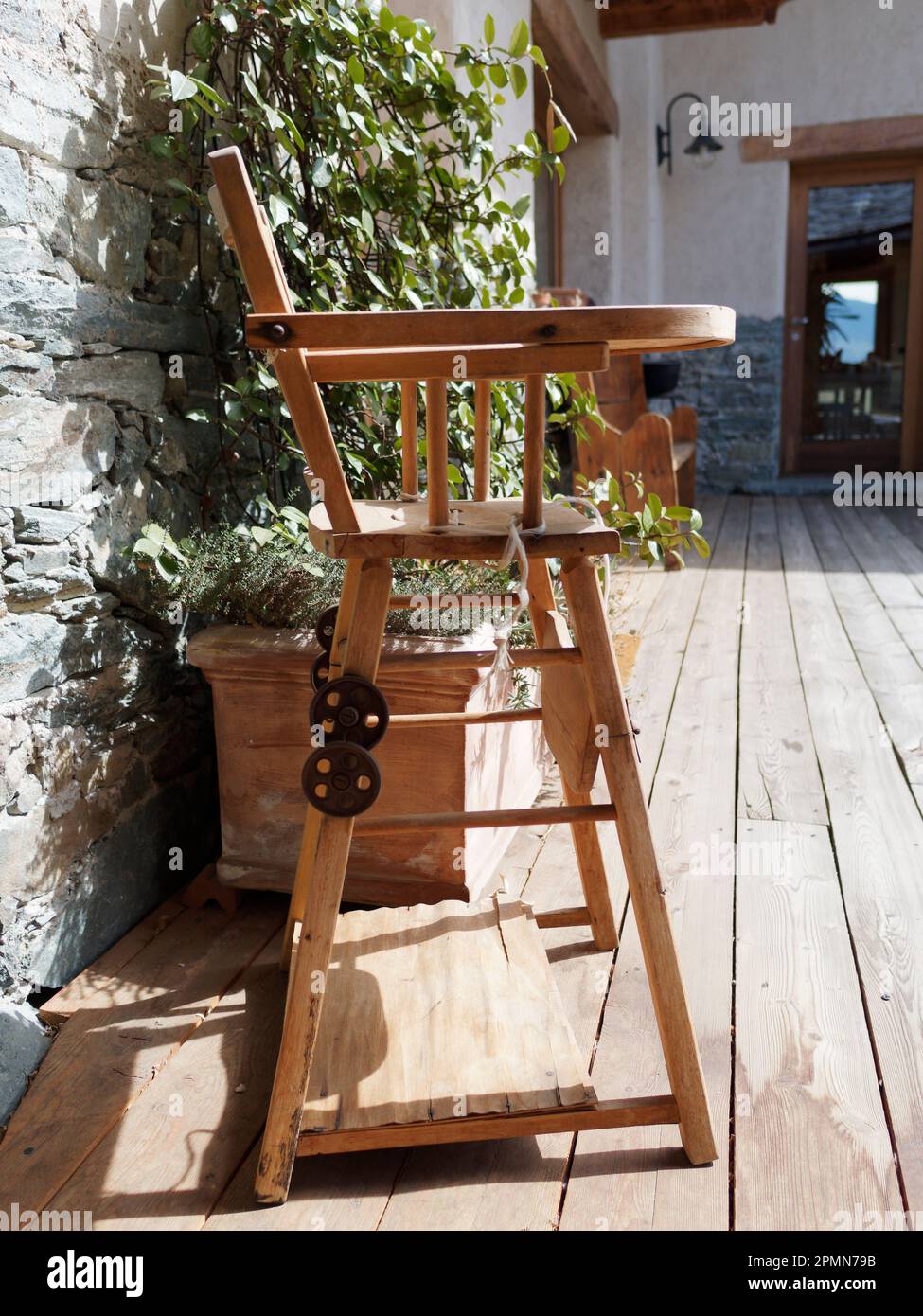 Chaise haute en bois Childs Banque D'Images