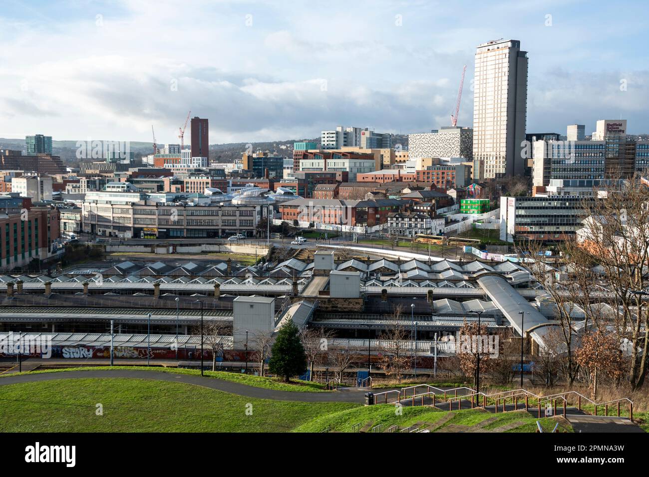 Yorkshire, Royaume-Uni \u2013 27 d\u00e9cembre 2020 : gare de Sheffield et b\u00e2timents urbains vir\u00e9s du parc ...