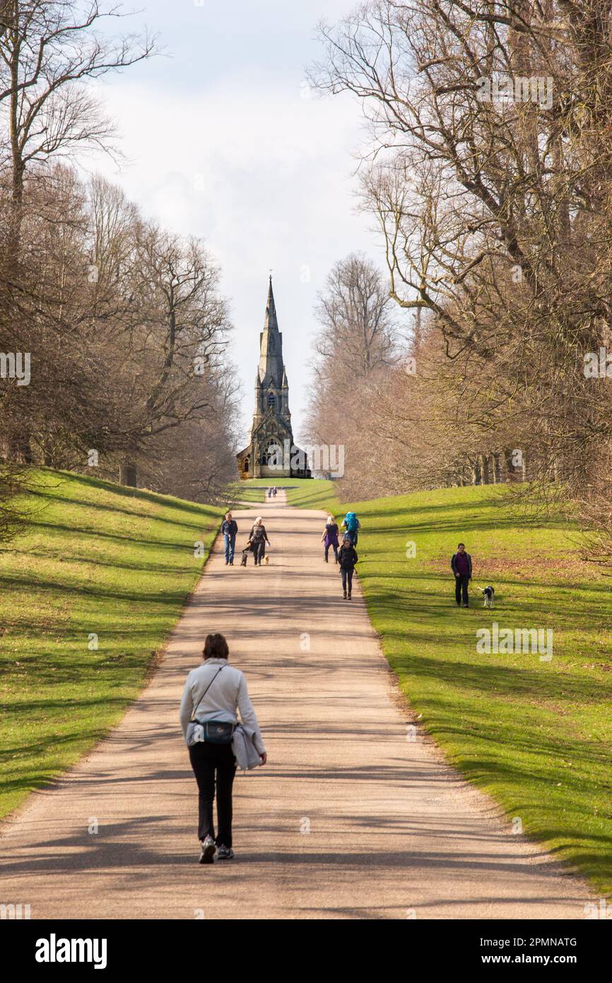 Les gens qui marchent dans les jardins de Studley Royal Gardens avec St. Mary's Church, Church Walk, Studley Royal, Ripon, North Yorkshire Banque D'Images