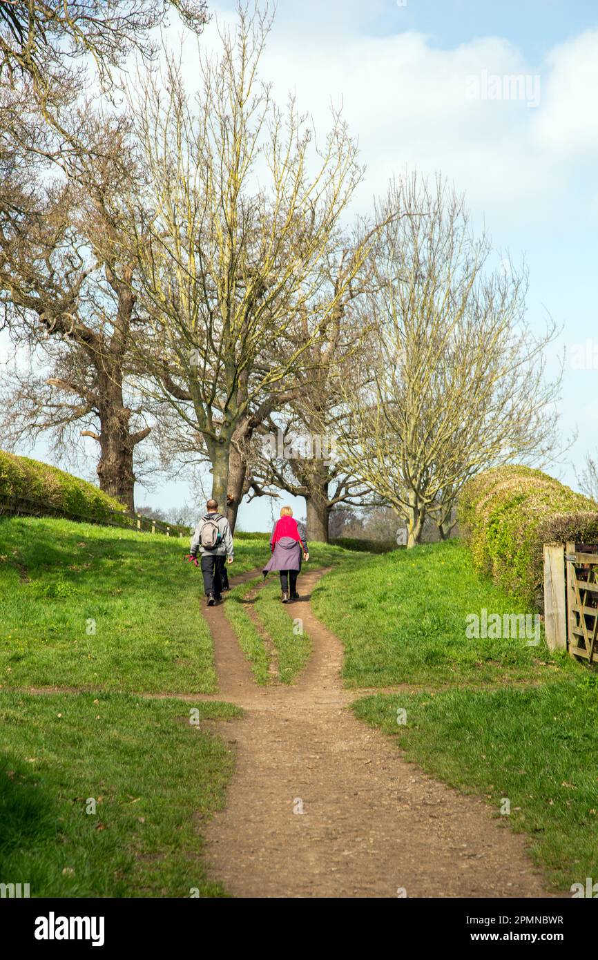 Couple marchant le long d'un sentier de campagne assez vert dans la campagne du Yorkshire du Nord près de Ripon Banque D'Images