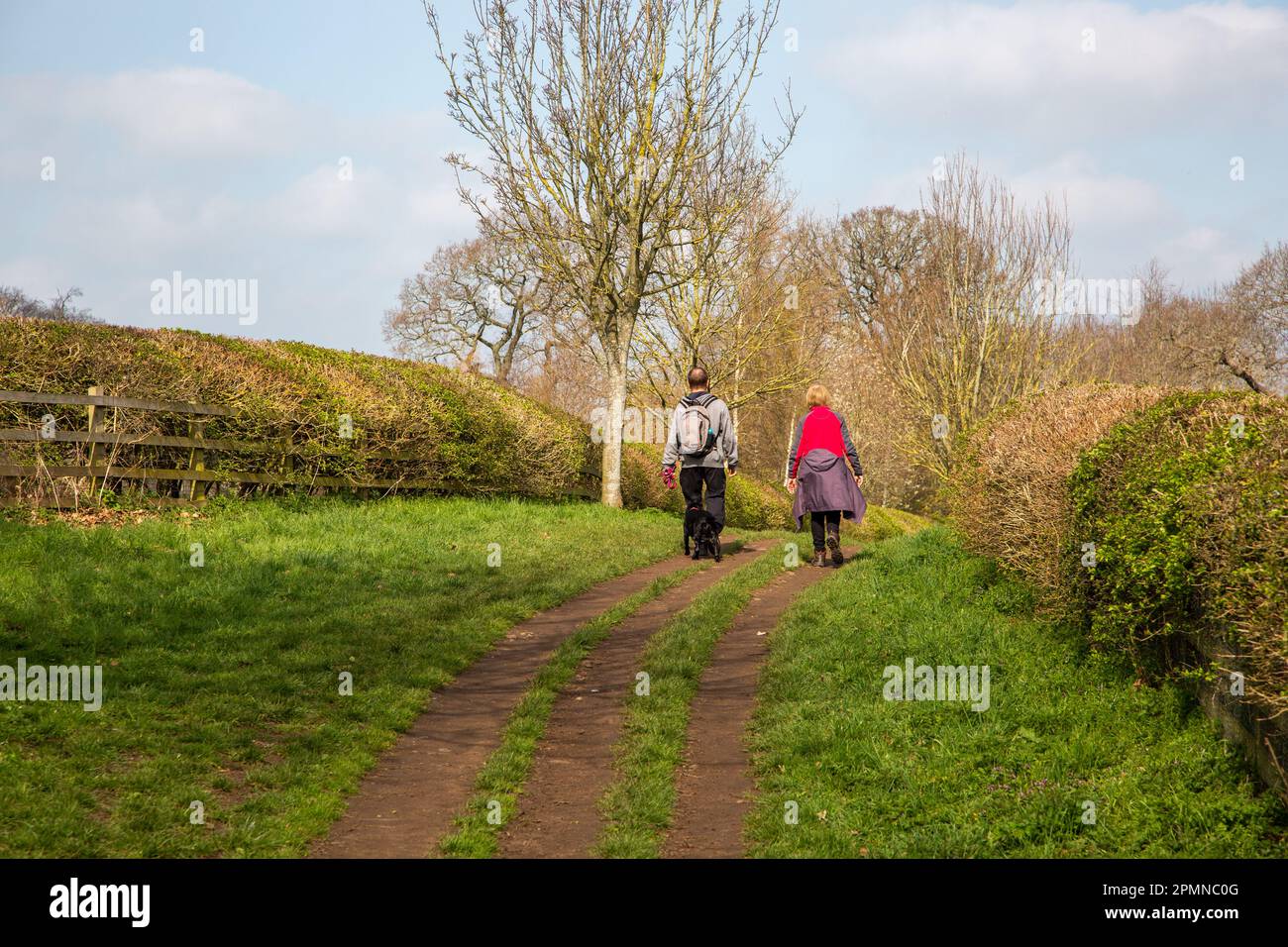 Couple marchant le long d'un sentier de campagne assez vert dans la campagne du Yorkshire du Nord près de Ripon Banque D'Images