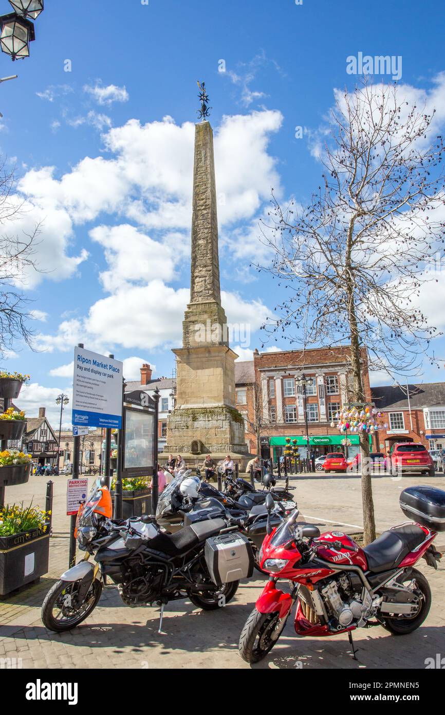 Motos sur la place du marché Ripon North Yorkshire qui a été construit en 1781 c'est là que le souffleur de corne règle la montre tous les soirs à 9pm Banque D'Images