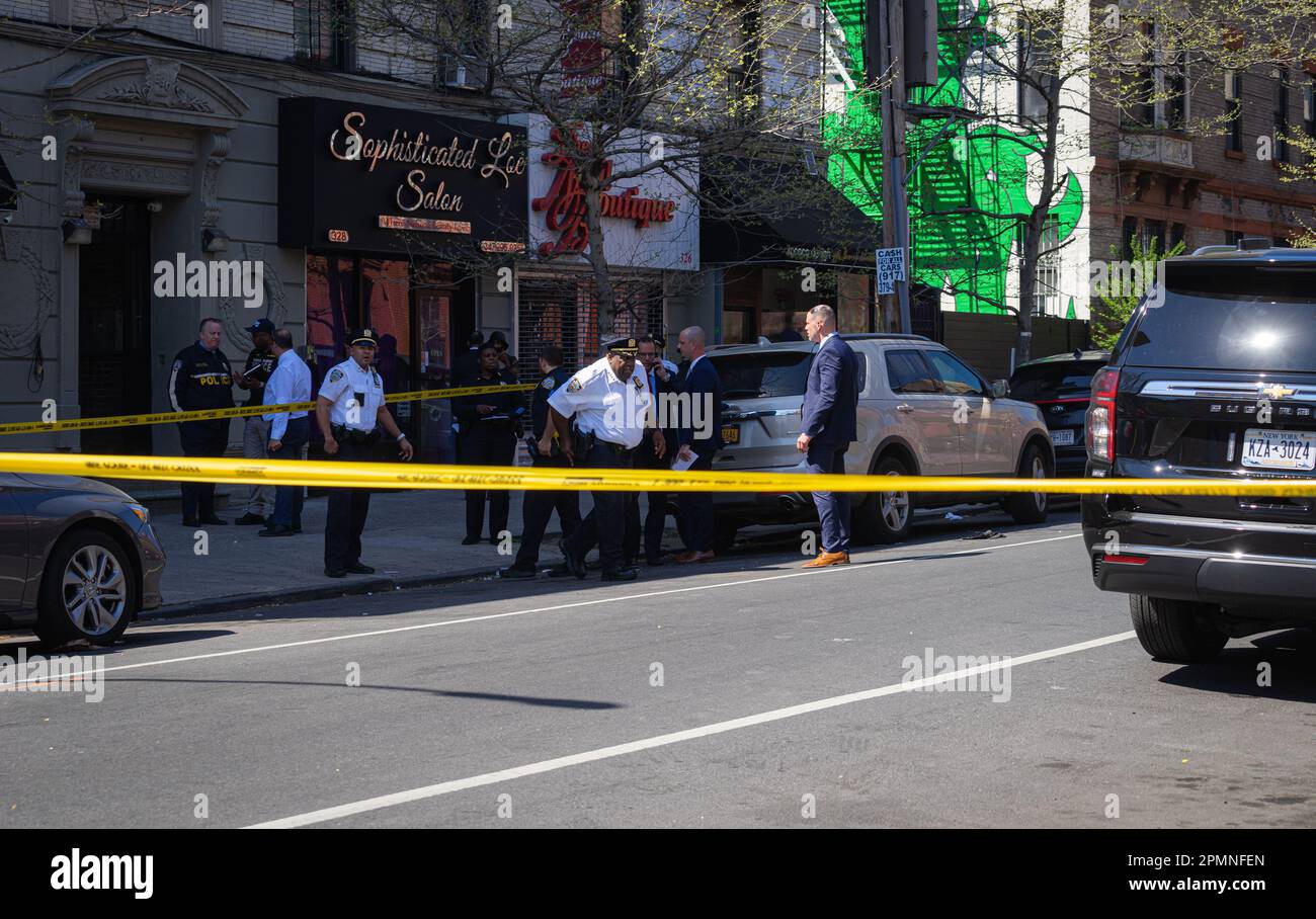 Brooklyn, États-Unis. 13th avril 2023. Les policiers qui ont répondu à un appel 911 d'un cambriolage possible dans une résidence de Brooklyn, à Lewis Ave, dans la section Bedford-Stuyvesant de Brooklyn, New York, ont tiré et tué un jeune de 78 ans lorsque la police a frappé, L'homme a en partie ouvert la porte en pointant l'arme sur les policiers de 13 avril 2023. (Photo de Steve Sanchez/Sipa USA). Credit: SIPA USA/Alay Live News Banque D'Images