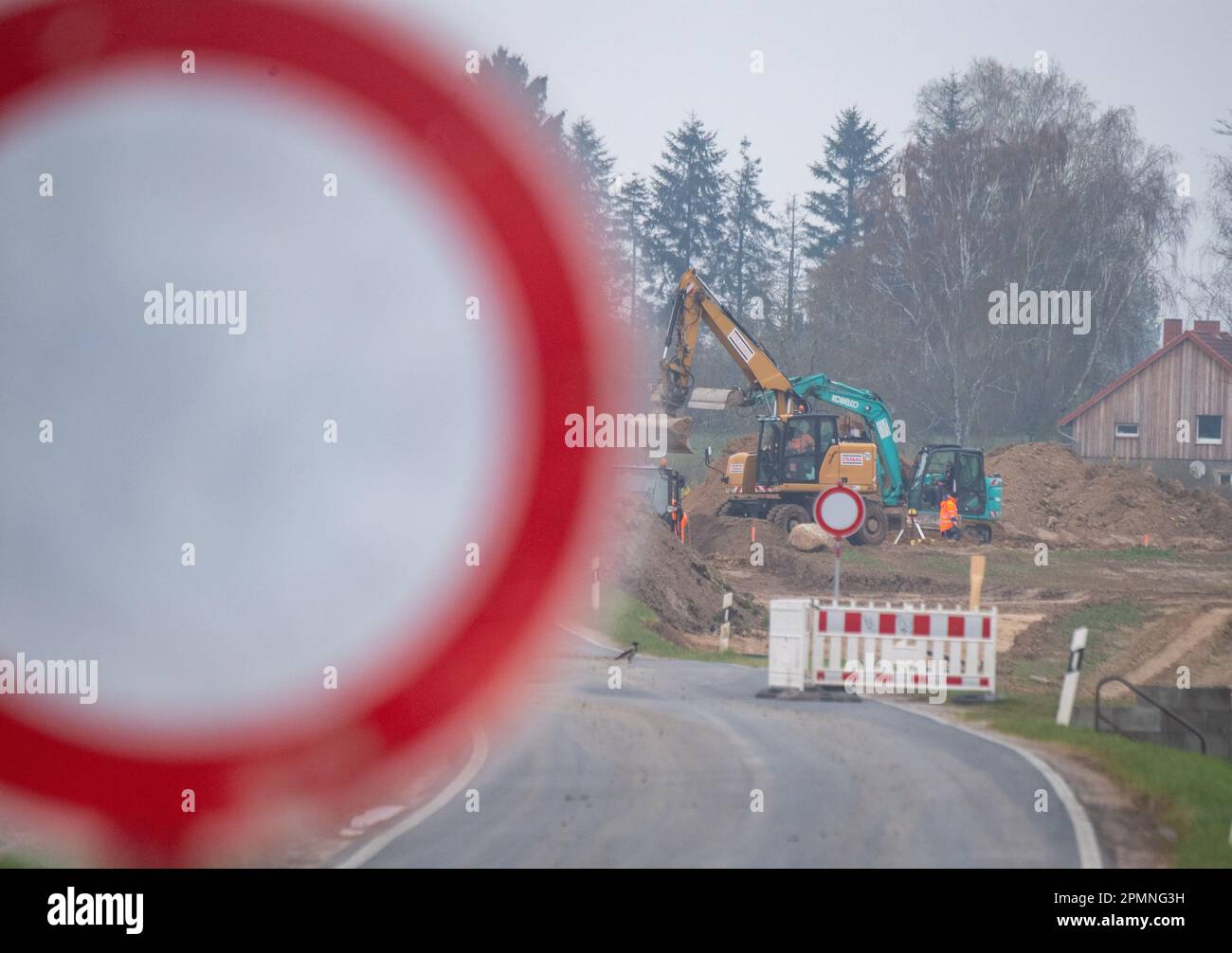 Sauzin, Allemagne. 14th avril 2023. Les véhicules de construction travaillent sur le chantier de construction du contournement de B111 près de Wolgast. Le nouveau pont vers l'île d'Usedom au-dessus de la rivière Peene sera construit au sud de Wolgast avec une longueur de 1,4 kilomètres, des pylônes de 70 mètres de haut et 42 mètres d'espace entre la rivière Peene et le bord inférieur du pont. Au total, le projet devrait coûter environ 140 millions d'euros. La ville de Wolgast sera soulagée par une connexion directe entre l'autoroute 20 et l'île d'Usedom. Credit: Stefan Sauer/dpa/Alay Live News Banque D'Images