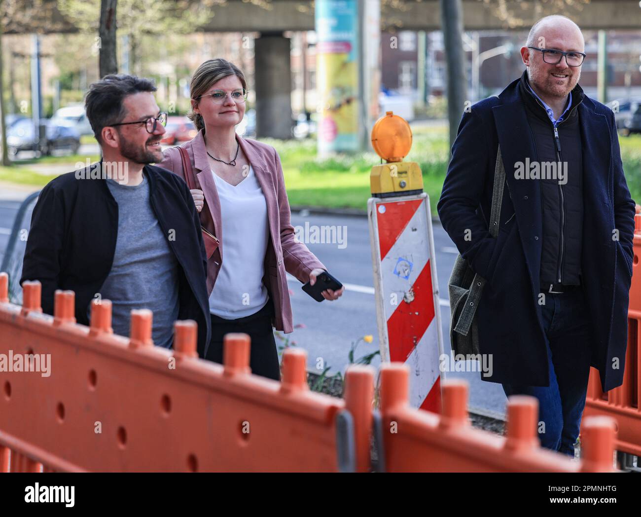 Düsseldorf, Allemagne. 14th avril 2023. Thomas Kutschay (l), ancien président du SPD, arrive au siège du parti avec Sarah Philipp (m), membre du Parlement de l'État, et Sören Link, maire de Duisburg (r). Les principaux dirigeants du SPD Rhénanie-du-Nord-Westphalie se sont réunis à Düsseldorf pour discuter d'une nouvelle composition du parti. La raison en est le vide de leadership qui a suivi le retrait du précédent chef de l'opposition Thomas Kutschay. Credit: Oliver Berg/dpa/Alay Live News Banque D'Images