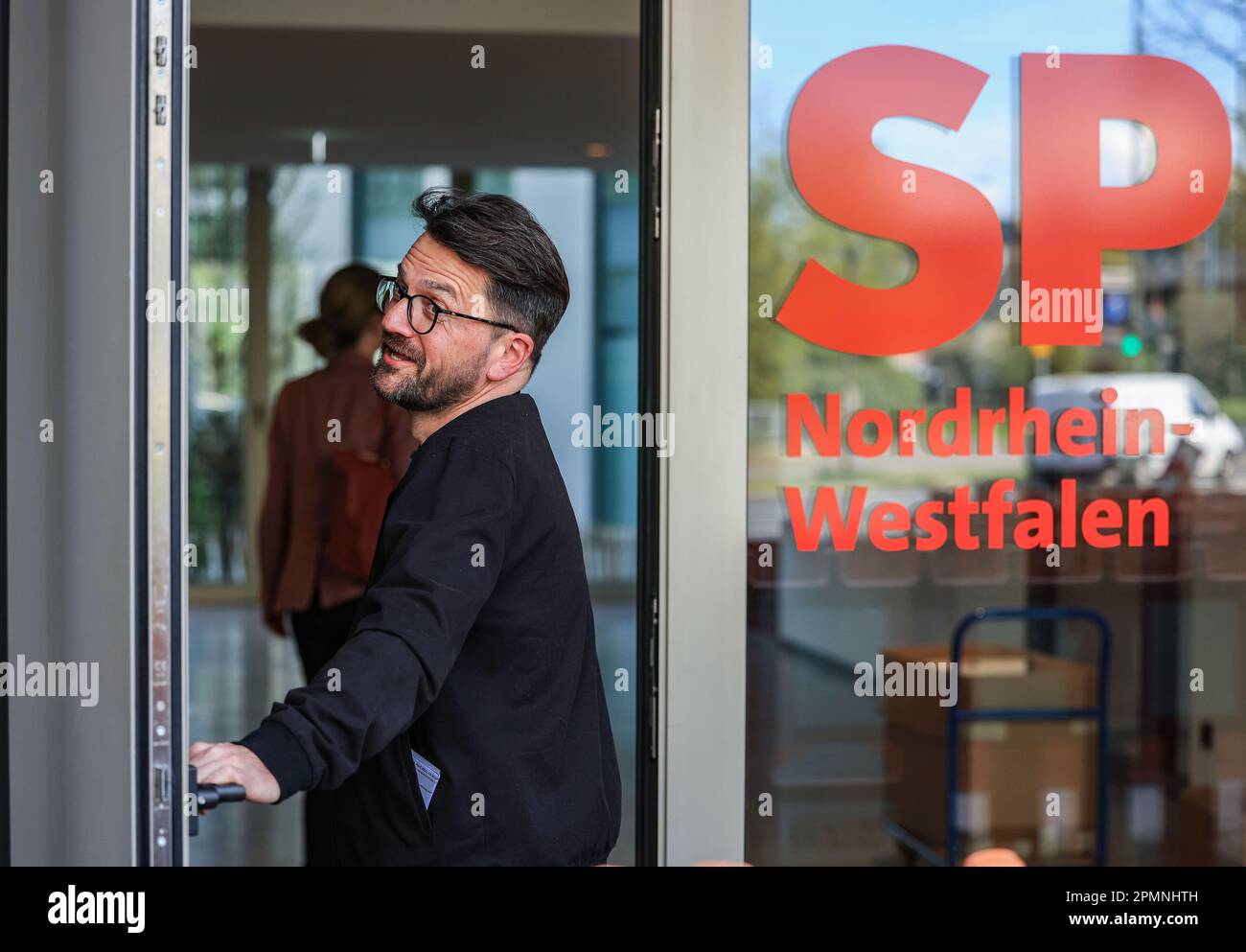 Düsseldorf, Allemagne. 14th avril 2023. Thomas Kutschay, ancien président du SPD, va au siège du parti. Les principaux dirigeants du SPD Rhénanie-du-Nord-Westphalie se sont réunis à Düsseldorf pour discuter d'une nouvelle composition du parti. La raison en est le vide de leadership après le retrait de l'ancien chef de l'opposition Thomas Kutschay. Credit: Oliver Berg/dpa/Alay Live News Banque D'Images