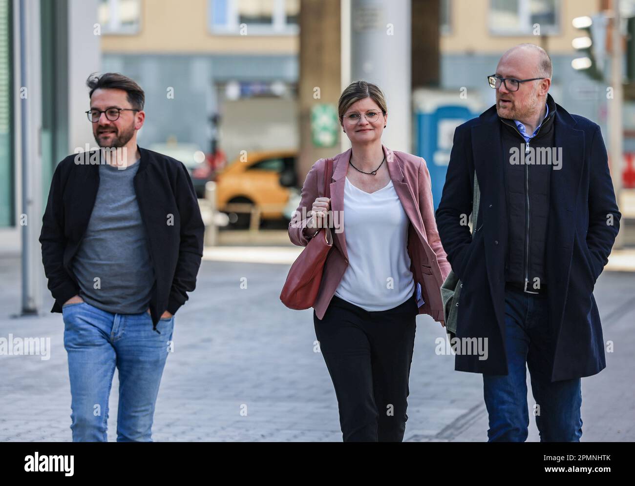 Düsseldorf, Allemagne. 14th avril 2023. Thomas Kutschay (l), ancien président du SPD, arrive au siège du parti avec Sarah Philipp (m), membre du Parlement de l'État, et Sören Link, maire de Duisburg (r). Les principaux dirigeants du SPD Rhénanie-du-Nord-Westphalie se sont réunis à Düsseldorf pour une réunion sur une nouvelle composition. La raison en est le vide de leadership qui a suivi le retrait du précédent chef de l'opposition Thomas Kutschay. Credit: Oliver Berg/dpa/Alay Live News Banque D'Images