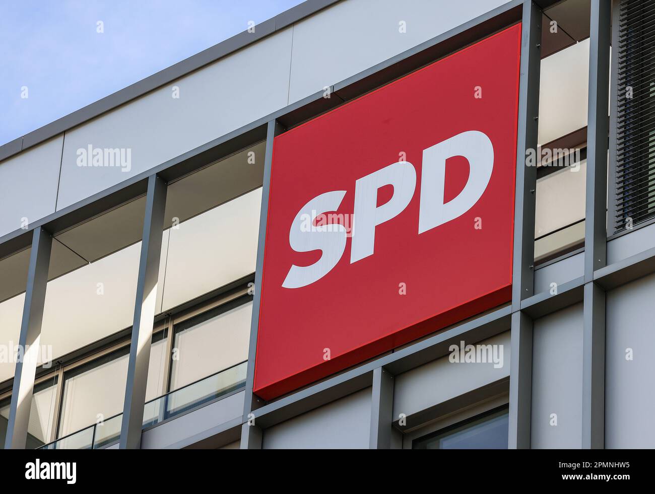 Düsseldorf, Allemagne. 14th avril 2023. Le logo du SPD est accroché au siège social du parti. Les principaux dirigeants du SPD Rhénanie-du-Nord-Westphalie se sont réunis à Düsseldorf pour discuter d'une réorganisation. La raison de cette rencontre est le vide de leadership qui a suivi le retrait du chef de l'opposition Thomas Kutschay. Credit: Oliver Berg/dpa/Alay Live News Banque D'Images