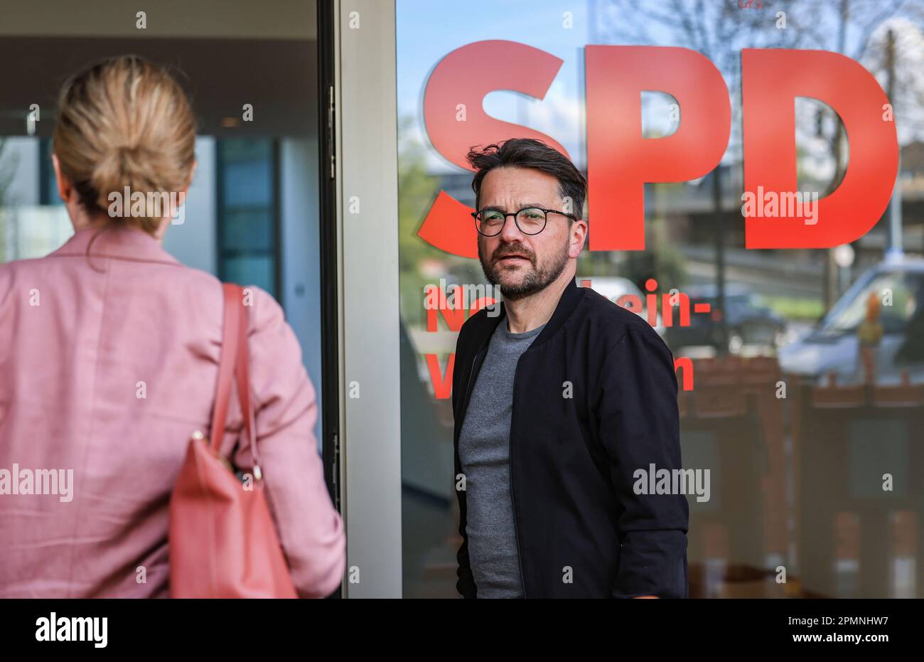 Düsseldorf, Allemagne. 14th avril 2023. Thomas Kutschay, ancien président du SPD, va au siège du parti. Les principaux dirigeants du SPD Rhénanie-du-Nord-Westphalie se sont réunis à Düsseldorf pour discuter d'une réorganisation. La raison en est le vide de leadership qui a suivi le retrait de l'ancien chef de l'opposition Thomas Kutschay. Credit: Oliver Berg/dpa/Alay Live News Banque D'Images