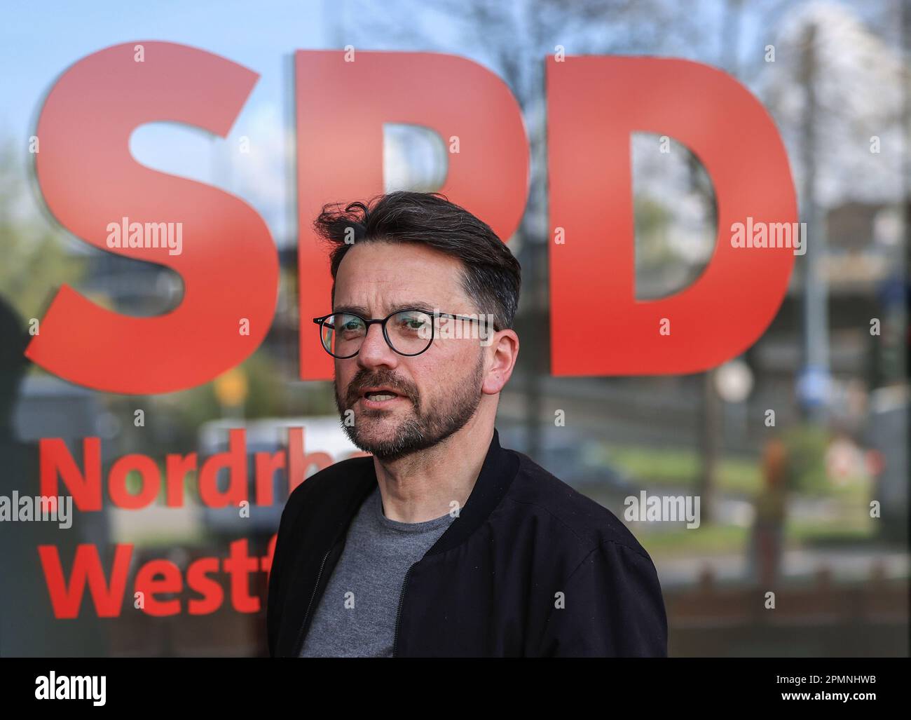 Düsseldorf, Allemagne. 14th avril 2023. Thomas Kutschay, ancien président du SPD, va au siège du parti. Les principaux dirigeants du SPD Rhénanie-du-Nord-Westphalie se sont réunis à Düsseldorf pour discuter d'une réorganisation. La raison en est le vide de leadership qui a suivi le retrait de l'ancien chef de l'opposition Thomas Kutschay. Credit: Oliver Berg/dpa/Alay Live News Banque D'Images