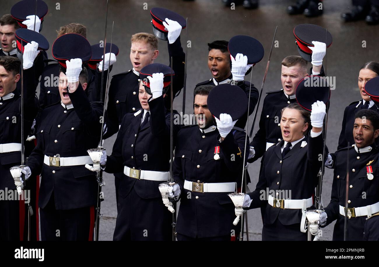Les cadets de l'officier font trois encouragements au roi Charles III lors de la parade de Sovereign de 200th à l'Académie militaire royale de Sandhurst (RMA) à Camberley, Surrey. Date de la photo: Vendredi 14 avril 2023. Banque D'Images