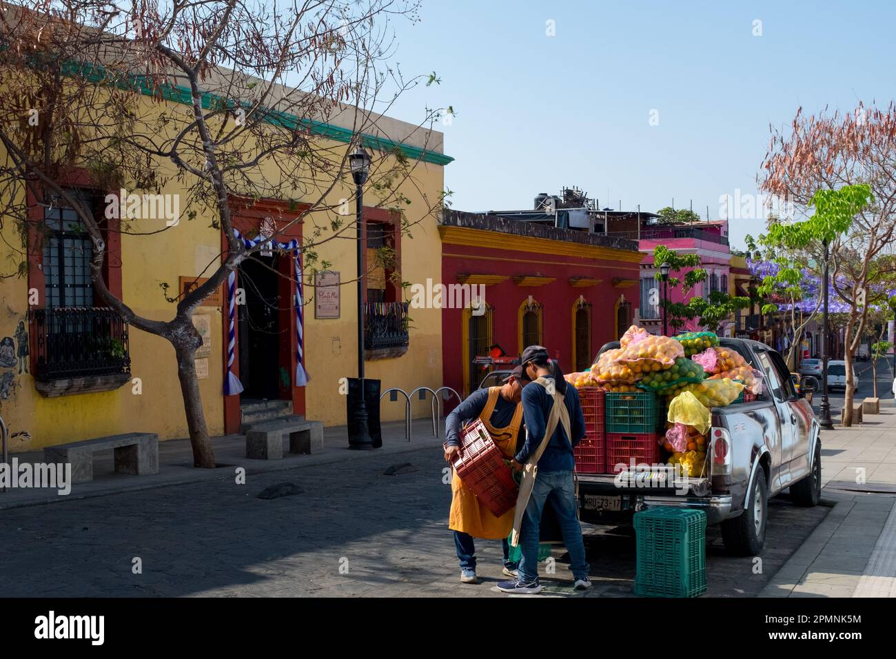 Livraison de fruits frais dans le centre colonial historique de la ville d'Oaxaca, au Mexique Banque D'Images