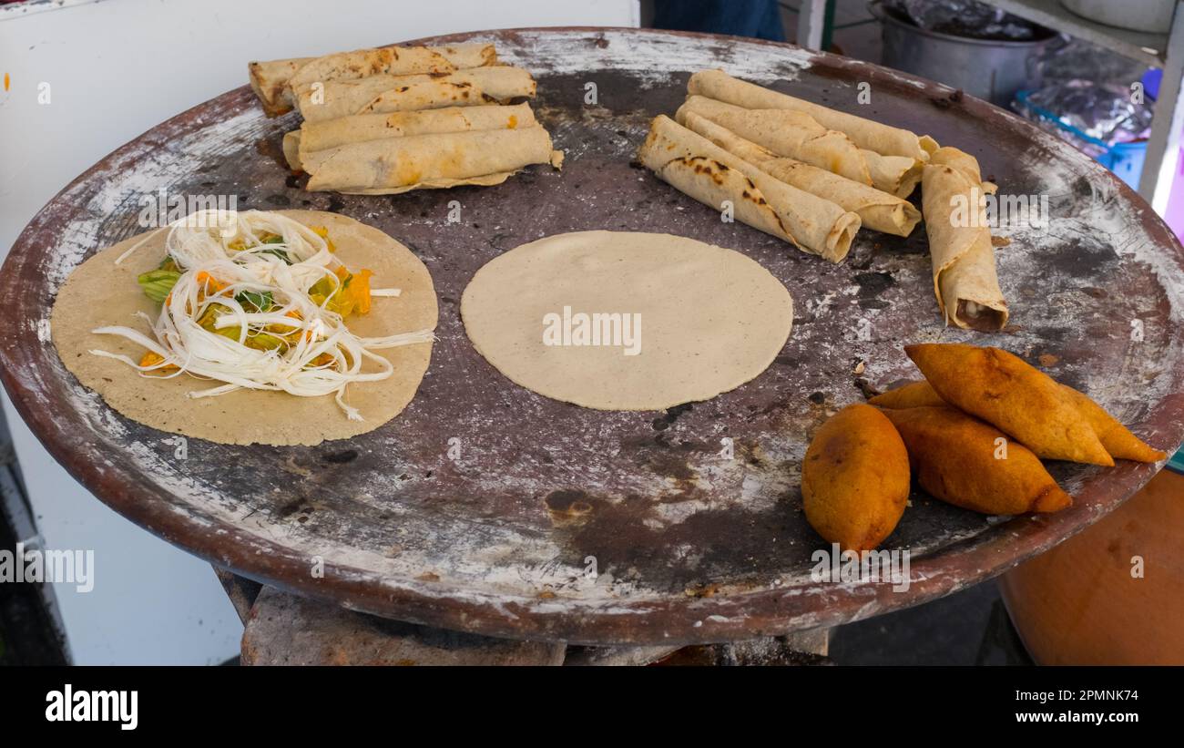Tlayudas en préparation dans la rue, Oaxaca, Mexique Banque D'Images