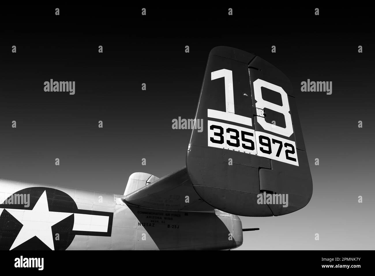 La queue d'un bombardier B-25 Mitchell, appartenant à la Commemorative Air Force, au tonnerre de 2023 et à la foudre au-dessus de l'Arizona à Tucson, Arizona. Banque D'Images