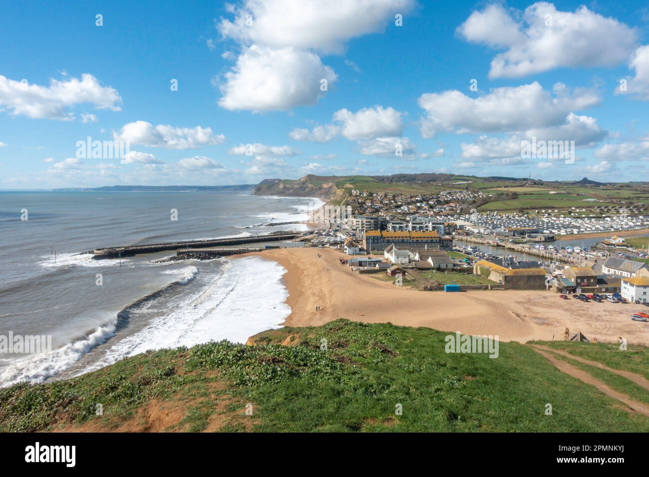 En vous dirigeant le long du sentier de la côte sud-ouest menant au port de pêche de West Bay près de Bridport, le long de la côte jurassique à Dorset. Banque D'Images